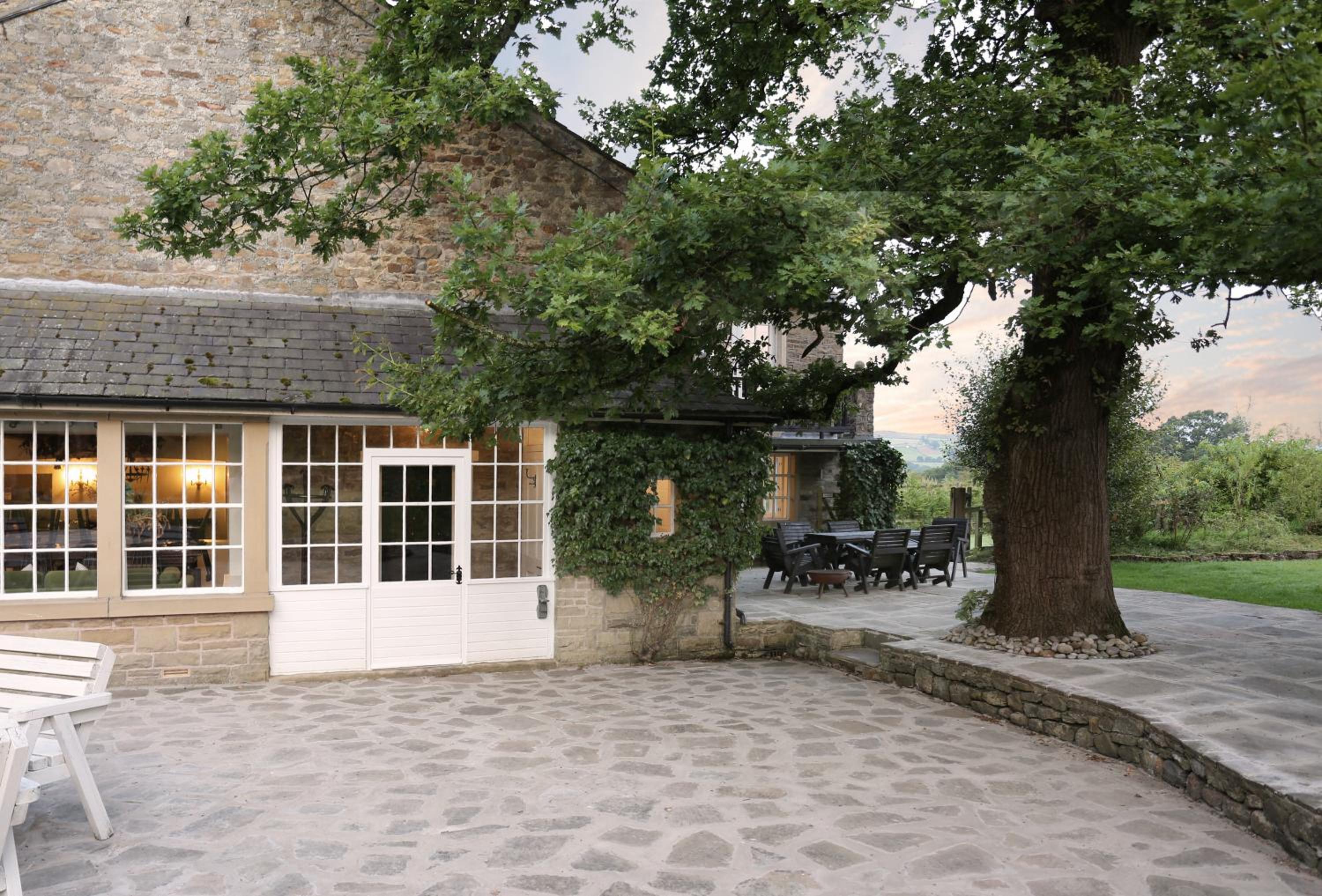 Five-Bedroom House photo 2