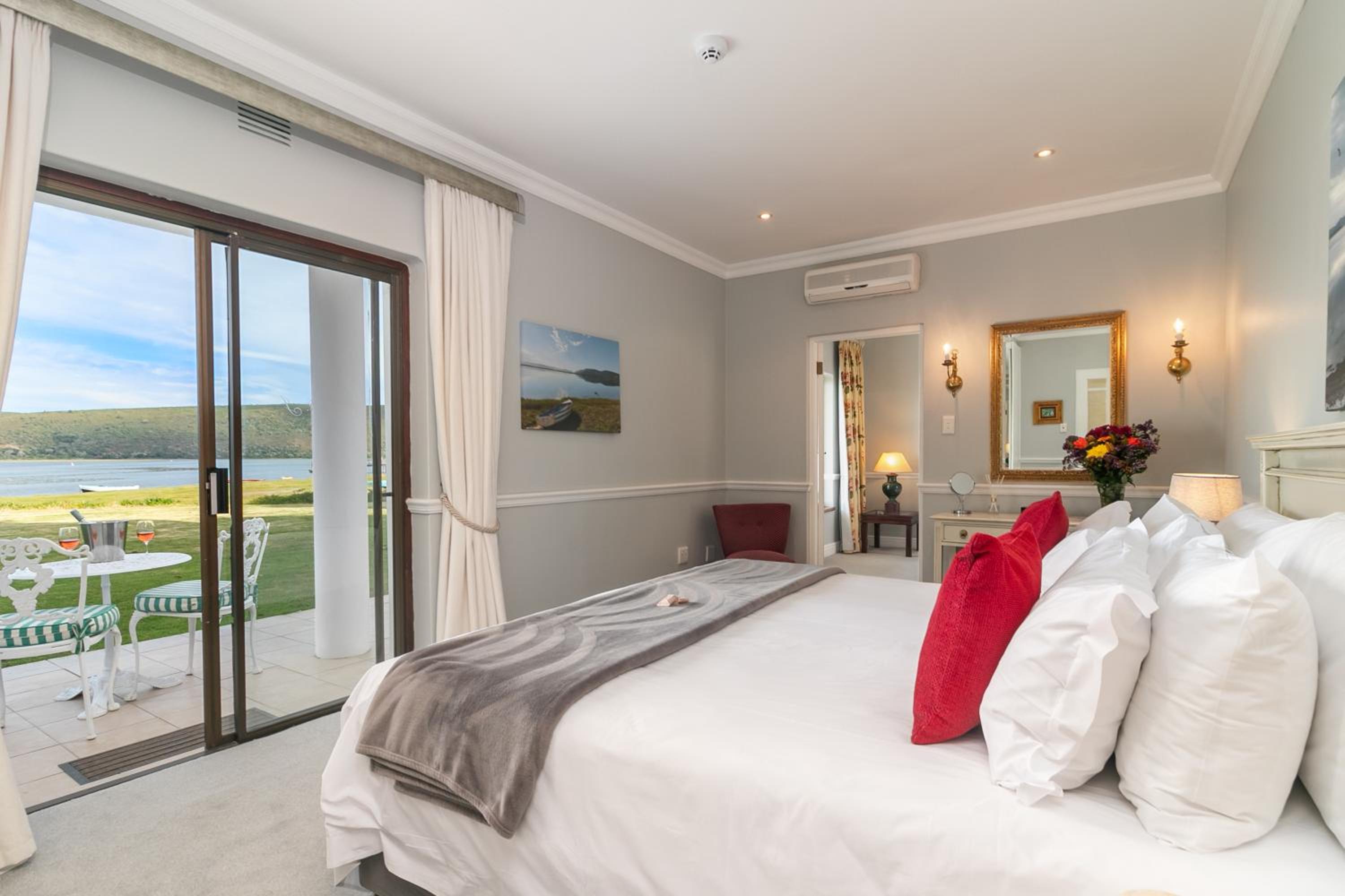 Deluxe Suite - Lake Facing - 11 photo 2