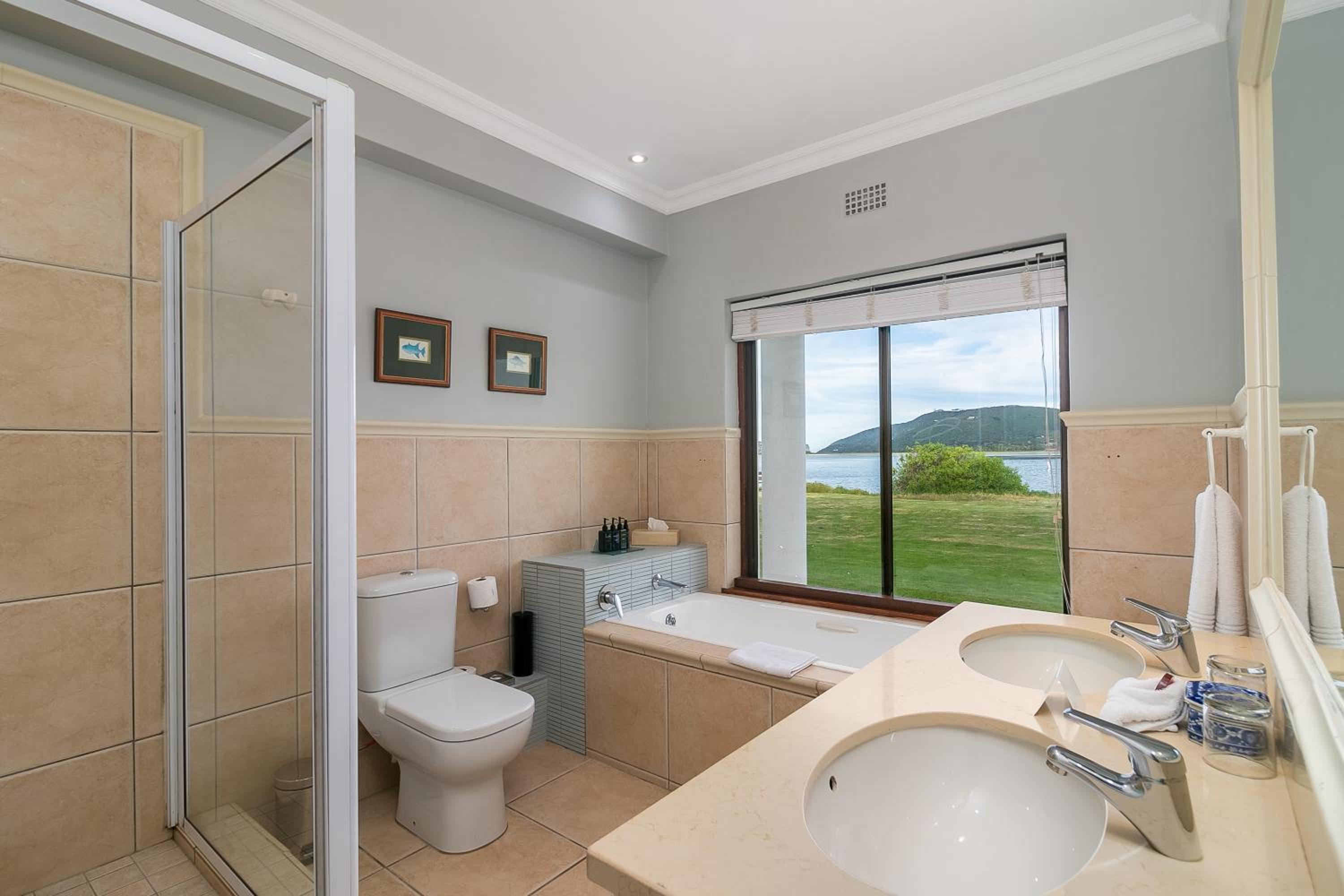 Deluxe Suite - Lake Facing - 11 photo 3