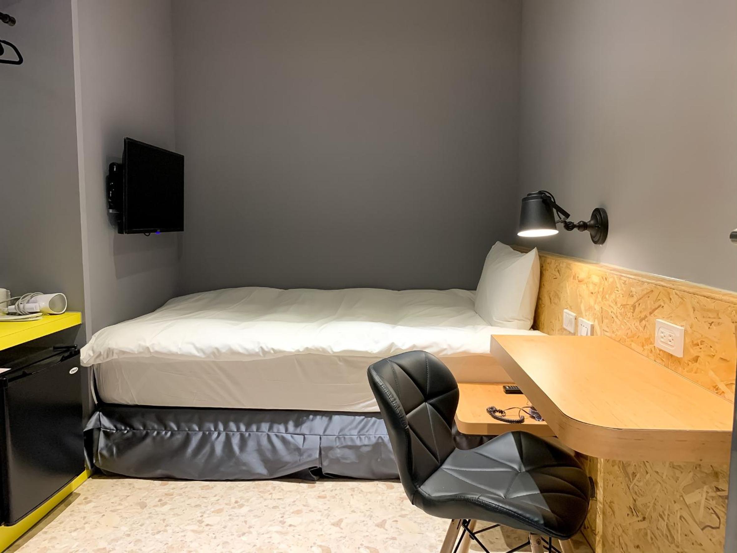 Single Room with Private Bathroom photo 2