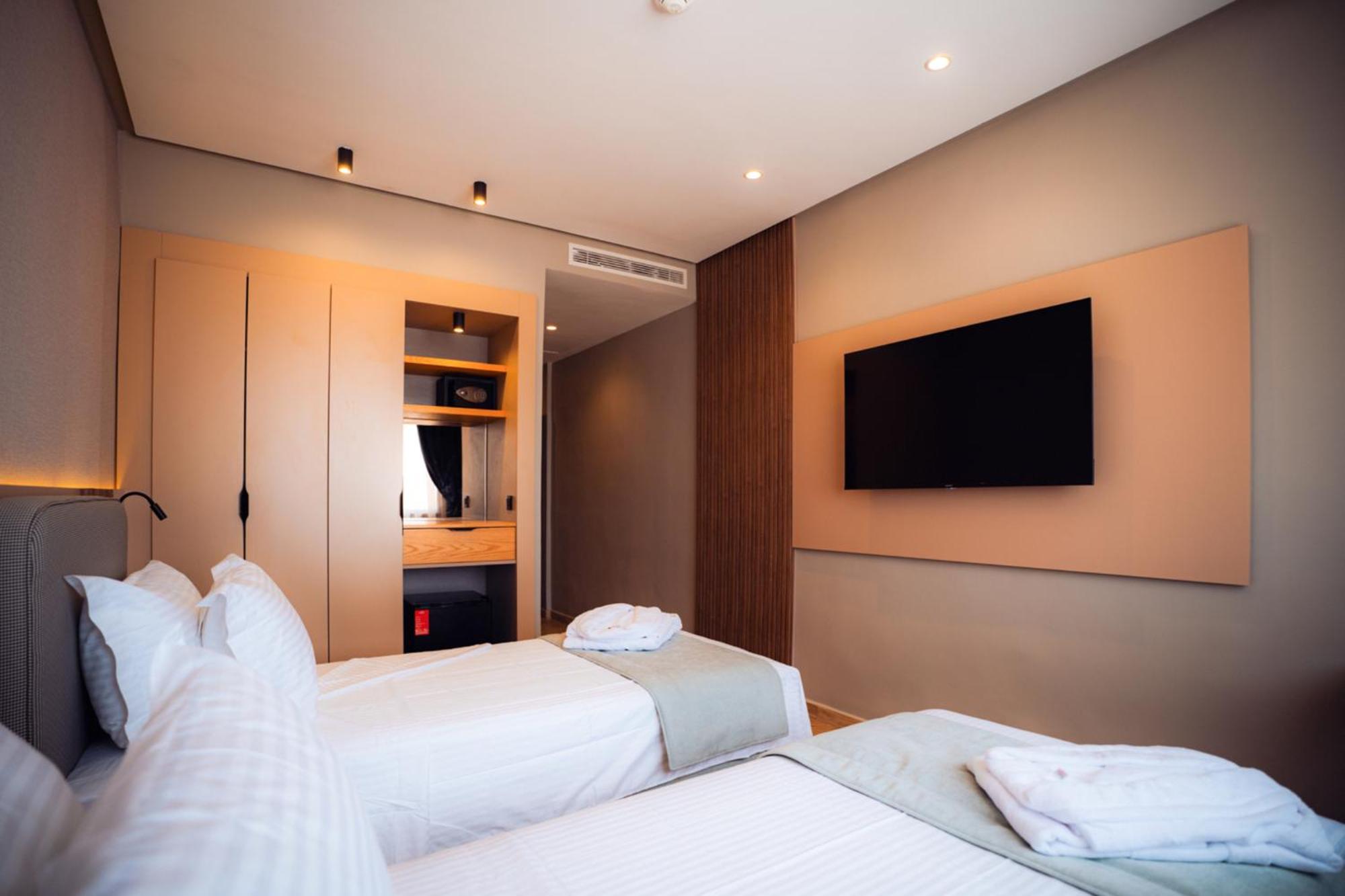 Deluxe Room with Sea View - Photo 3