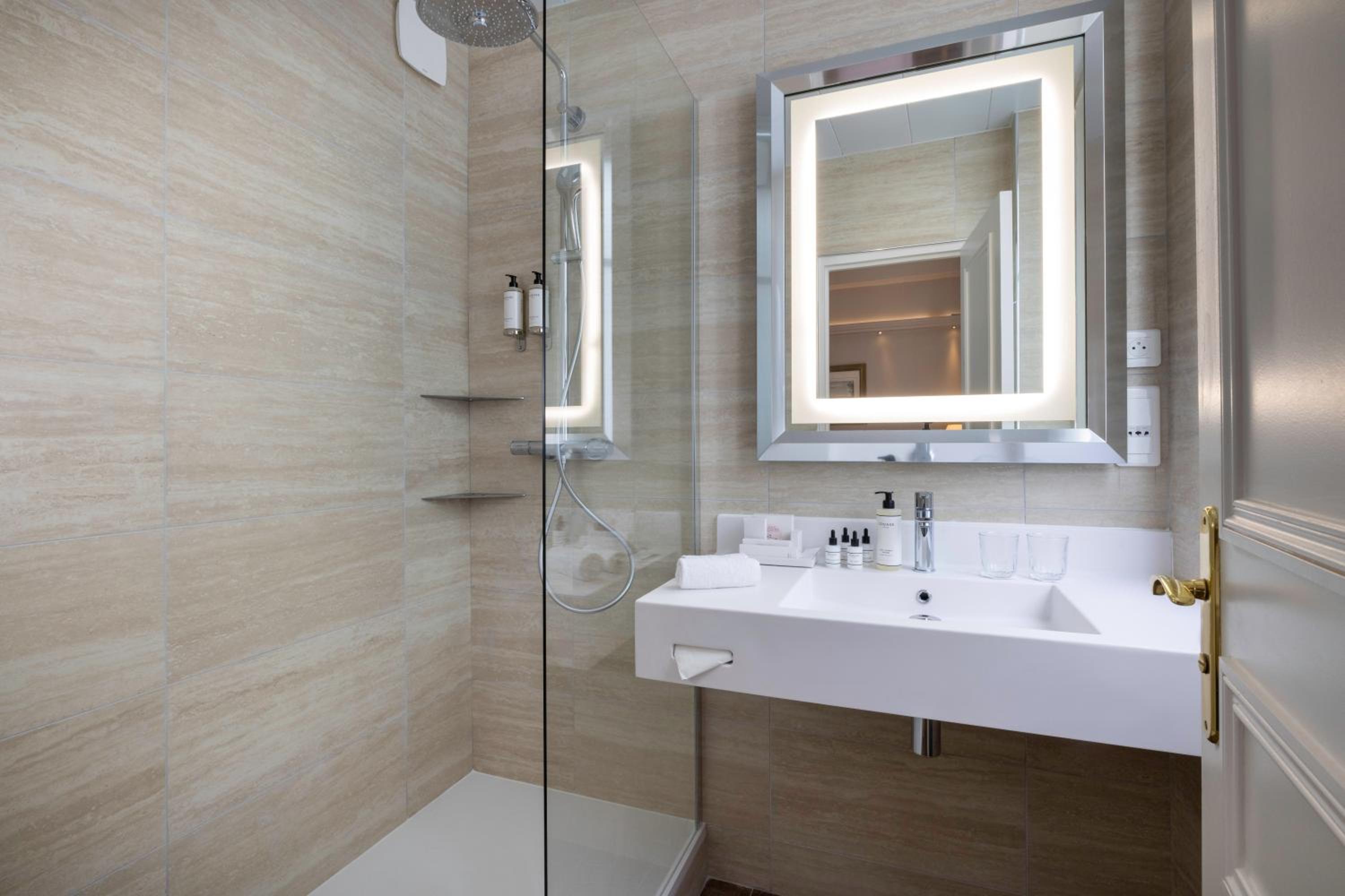 Le Relais Madeleine bathroom photo