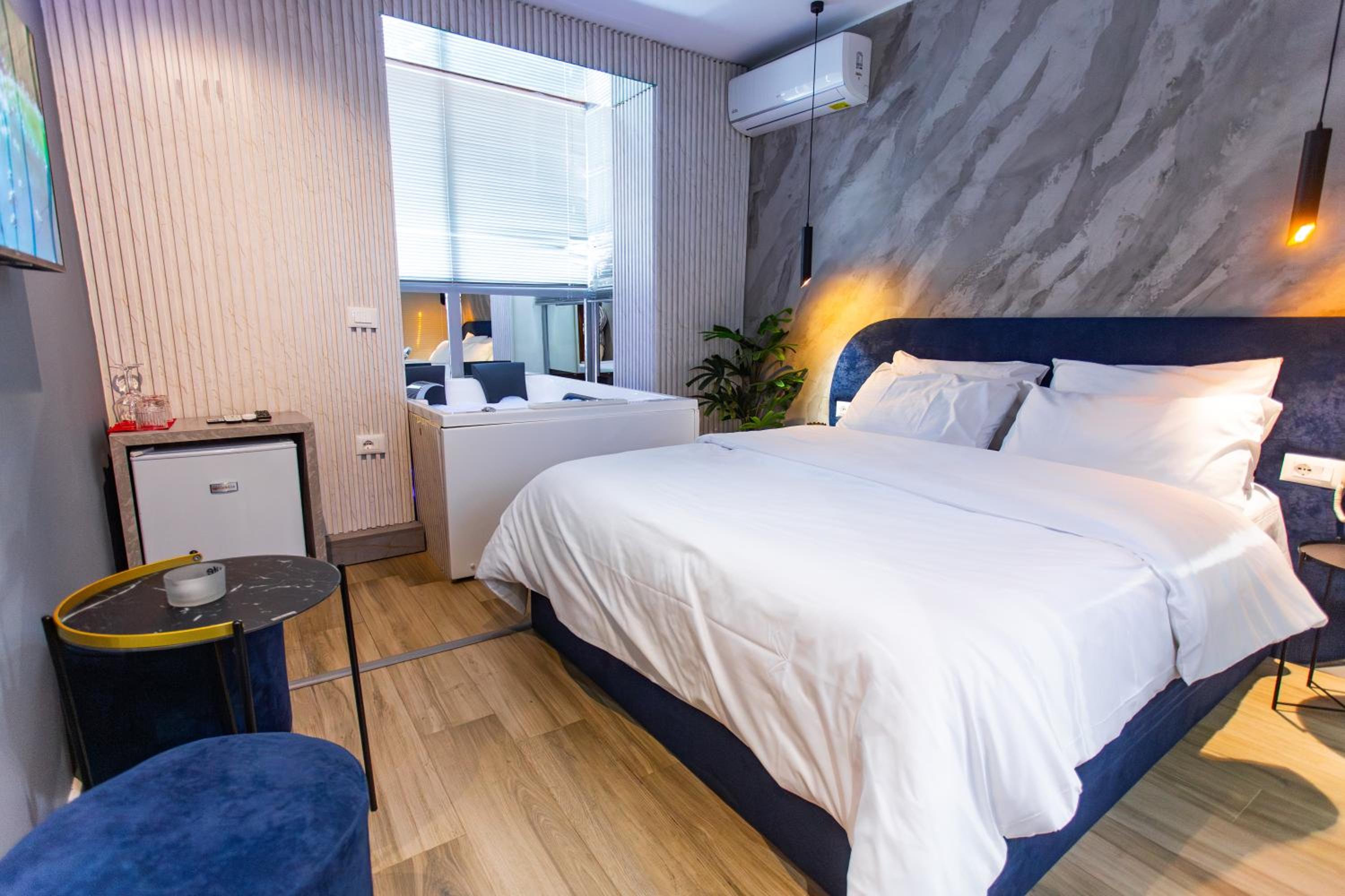Suite With Hot Tub