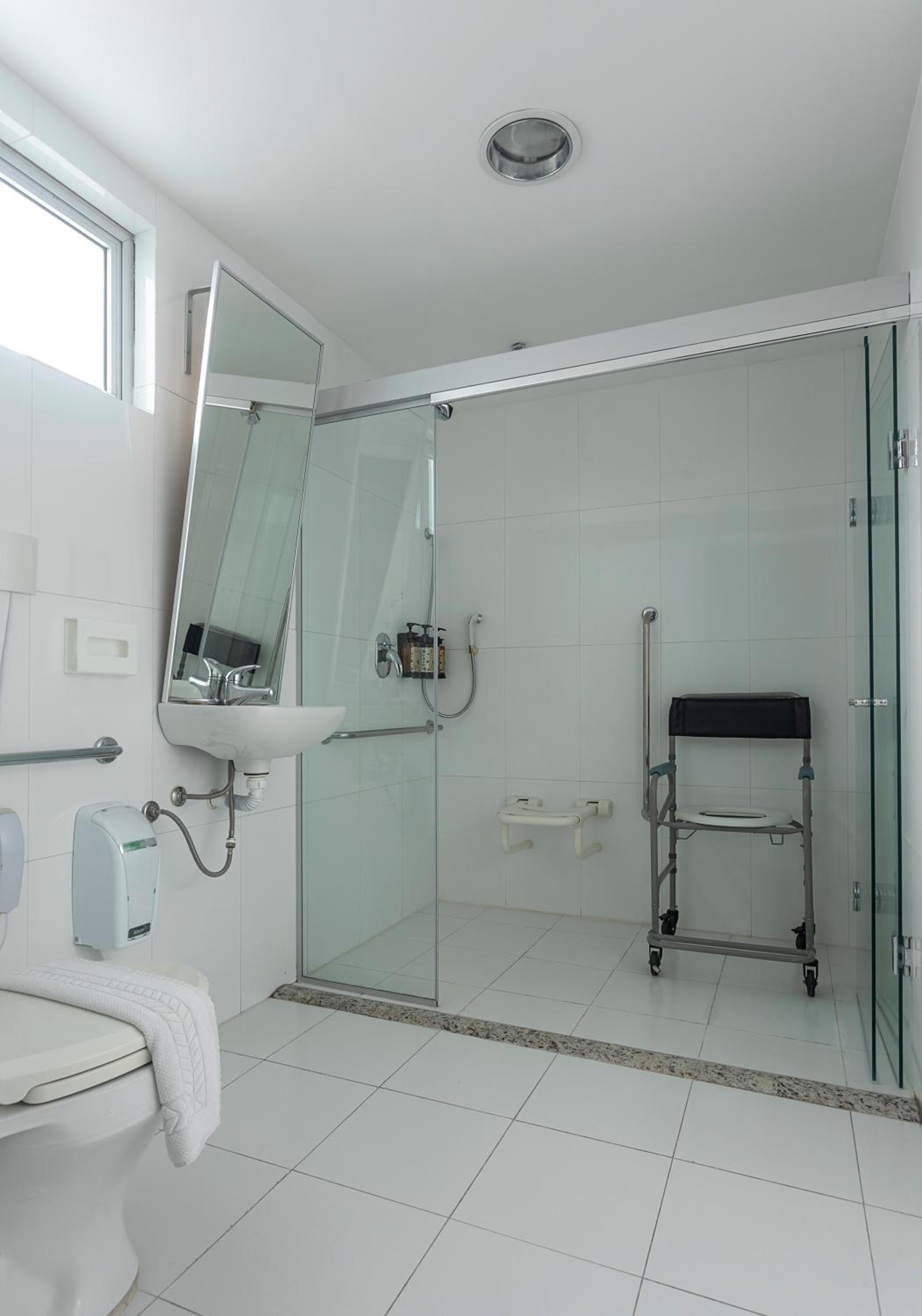 Adapted Standard Twin Room photo 2