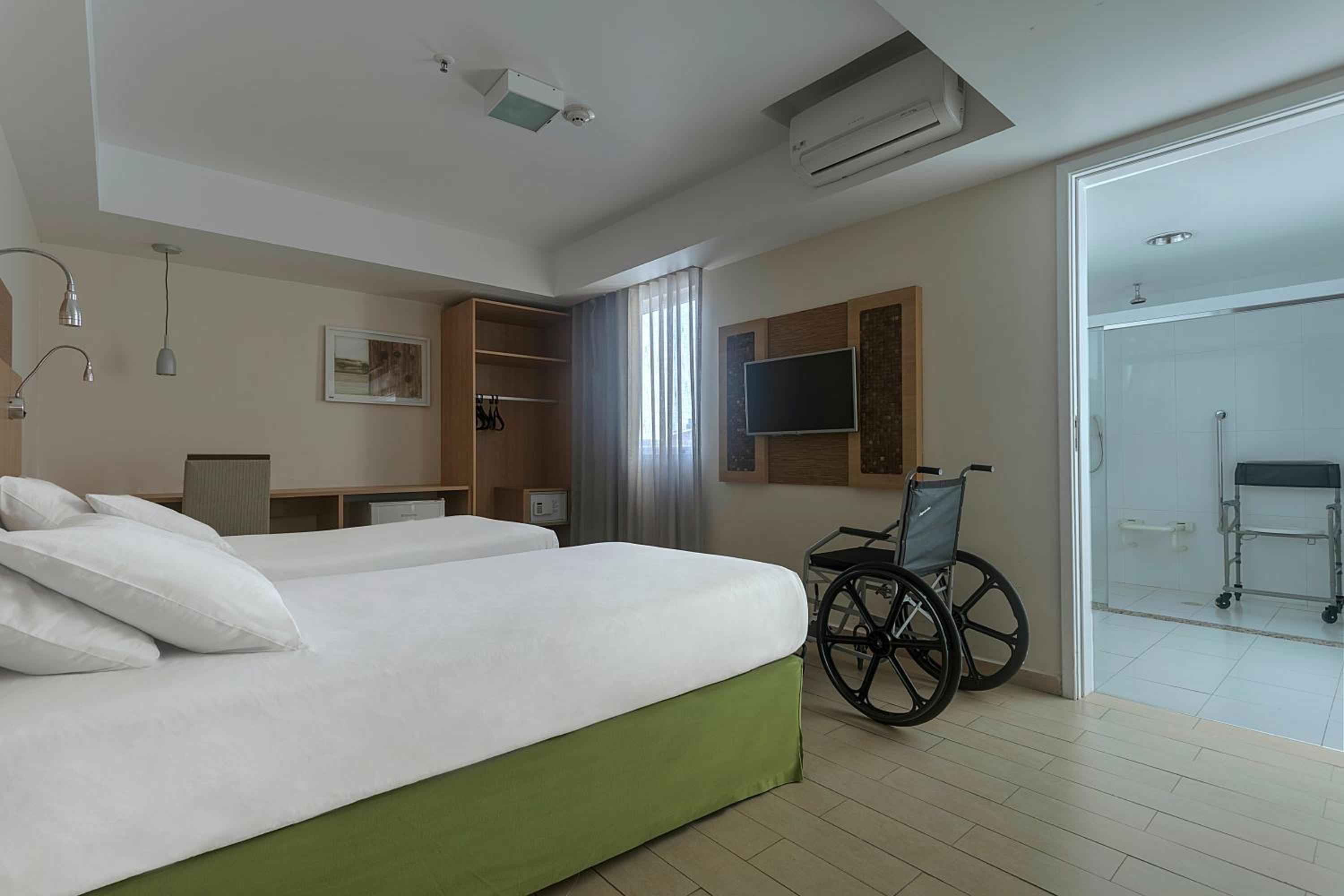 Adapted Standard Twin Room photo 1