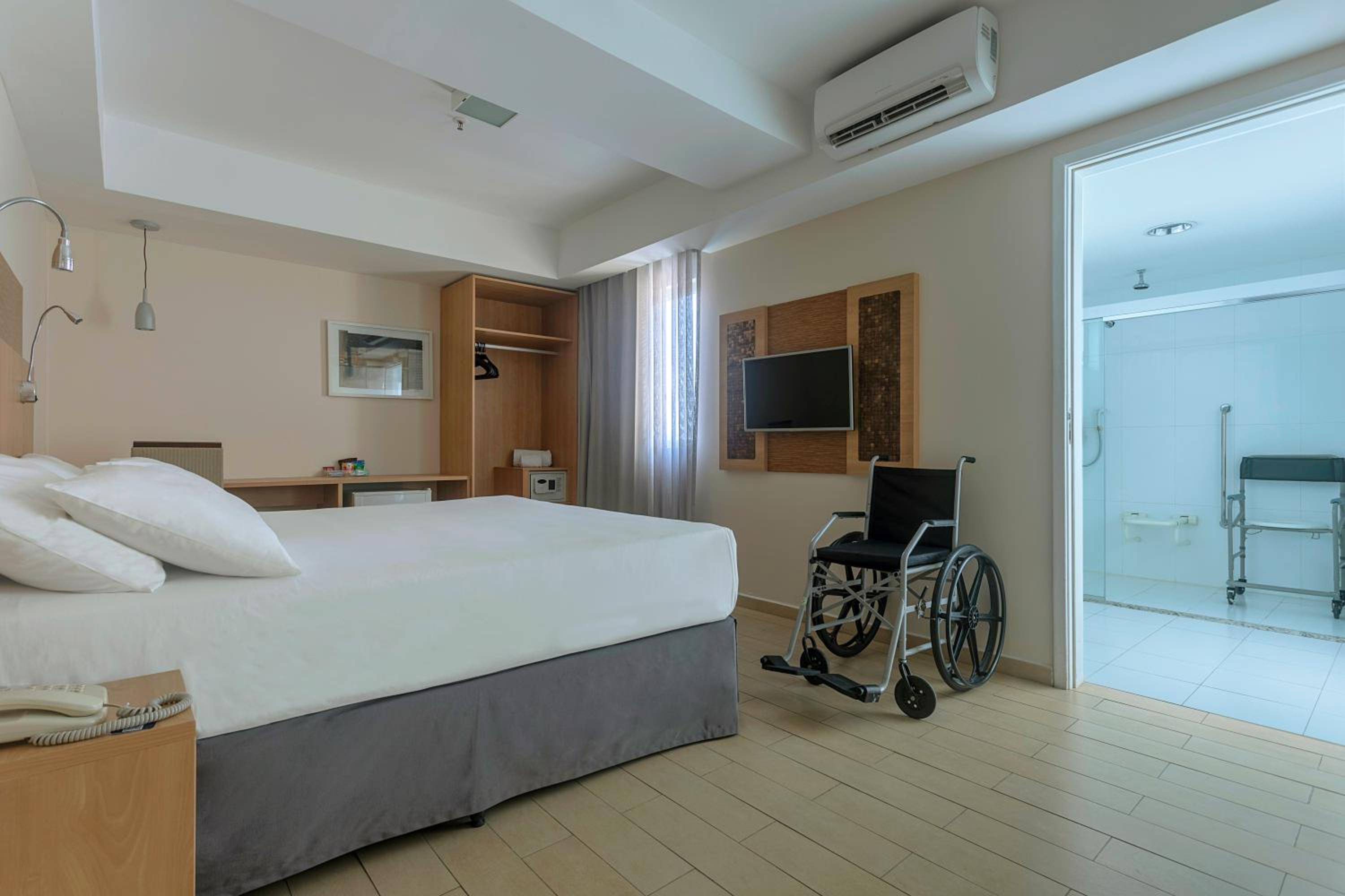 Standard Double Room - Disability Access photo 2