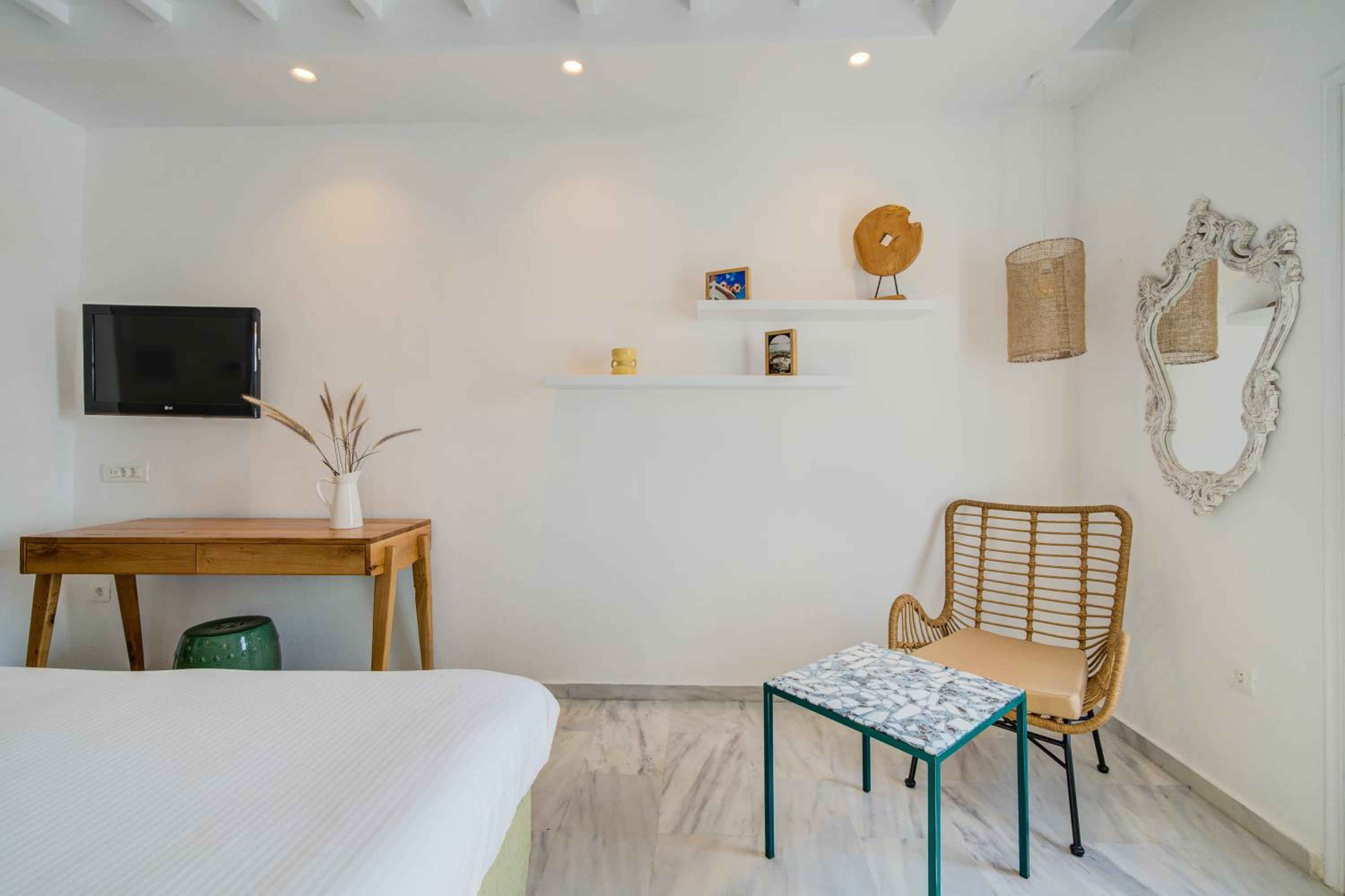 Double Room with Garden View - Photo 2