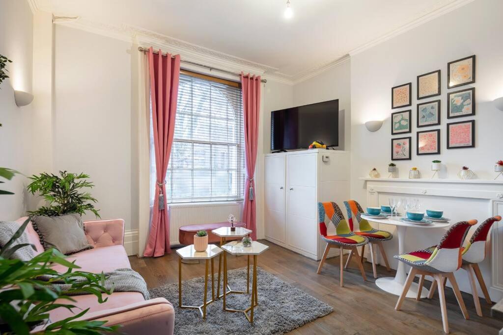 One-Bedroom Apartment photo 1