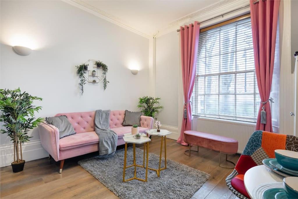 One-Bedroom Apartment photo 2