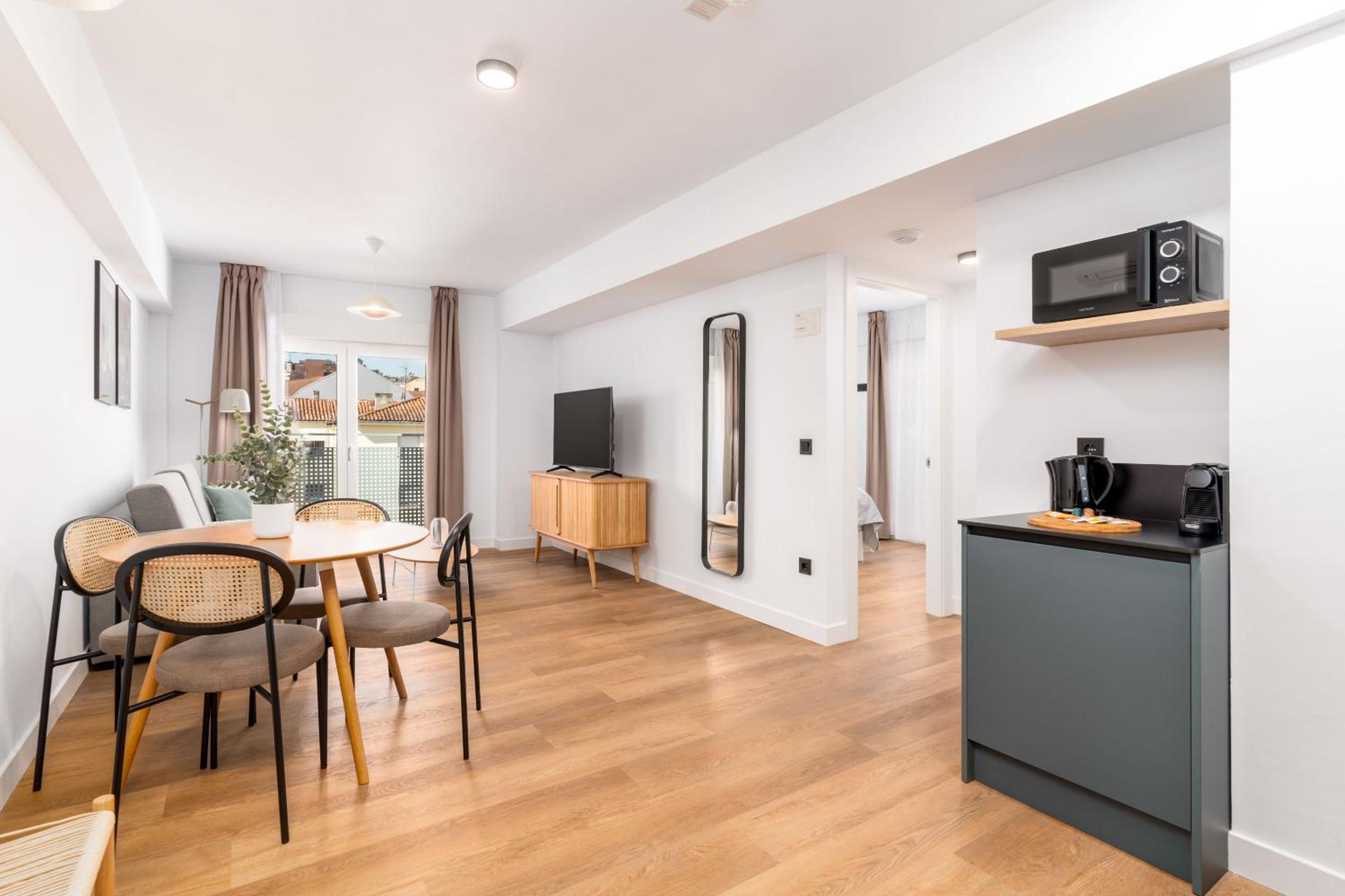Apartamento de confort de una habitación con balcón