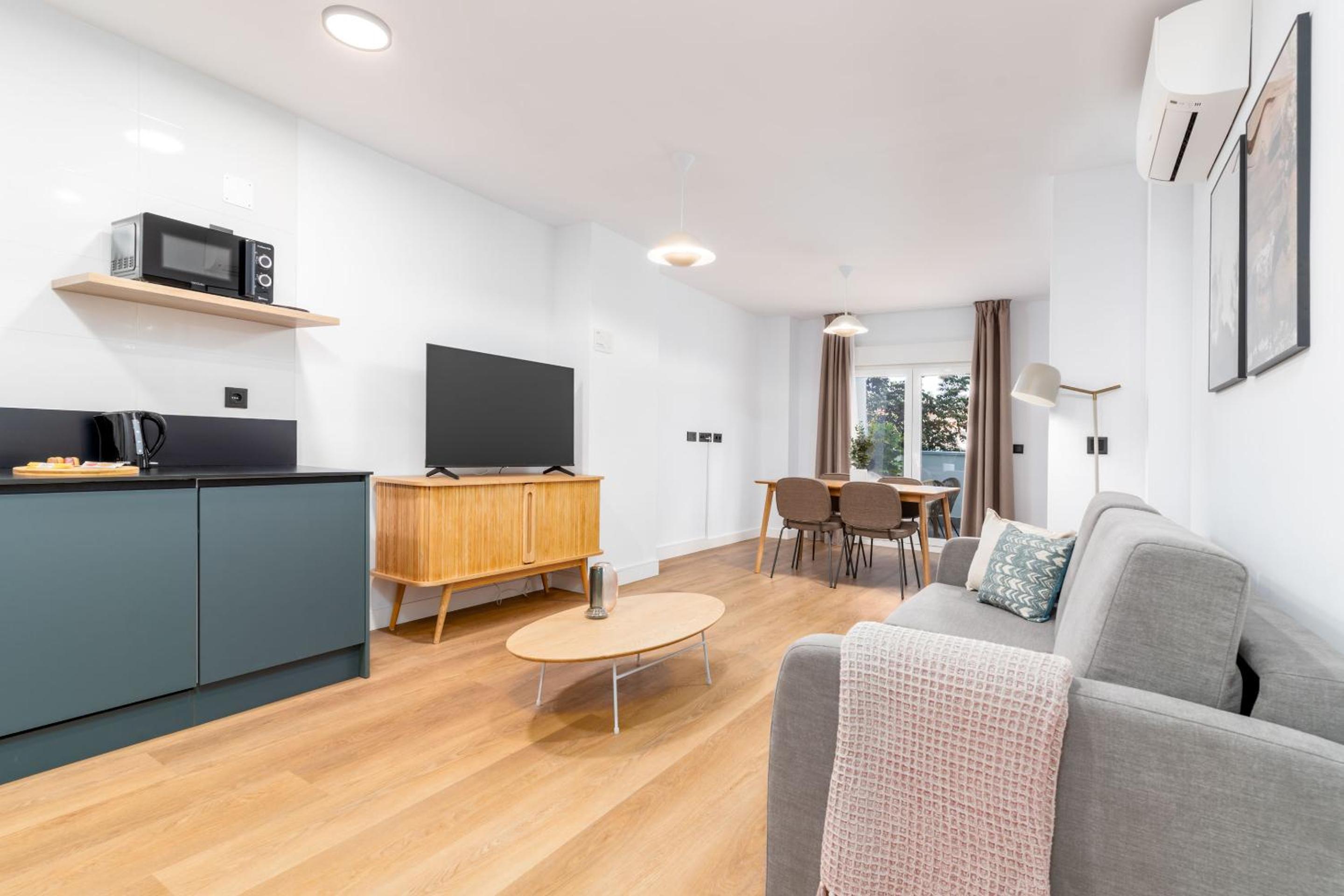Apartamento de confort de una habitación con patio privado.