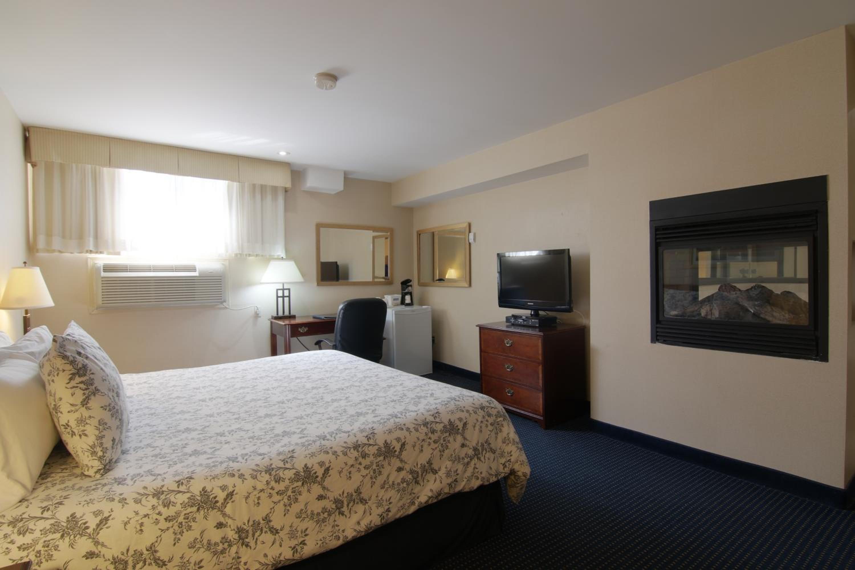 Deluxe King Suite - Photo 3