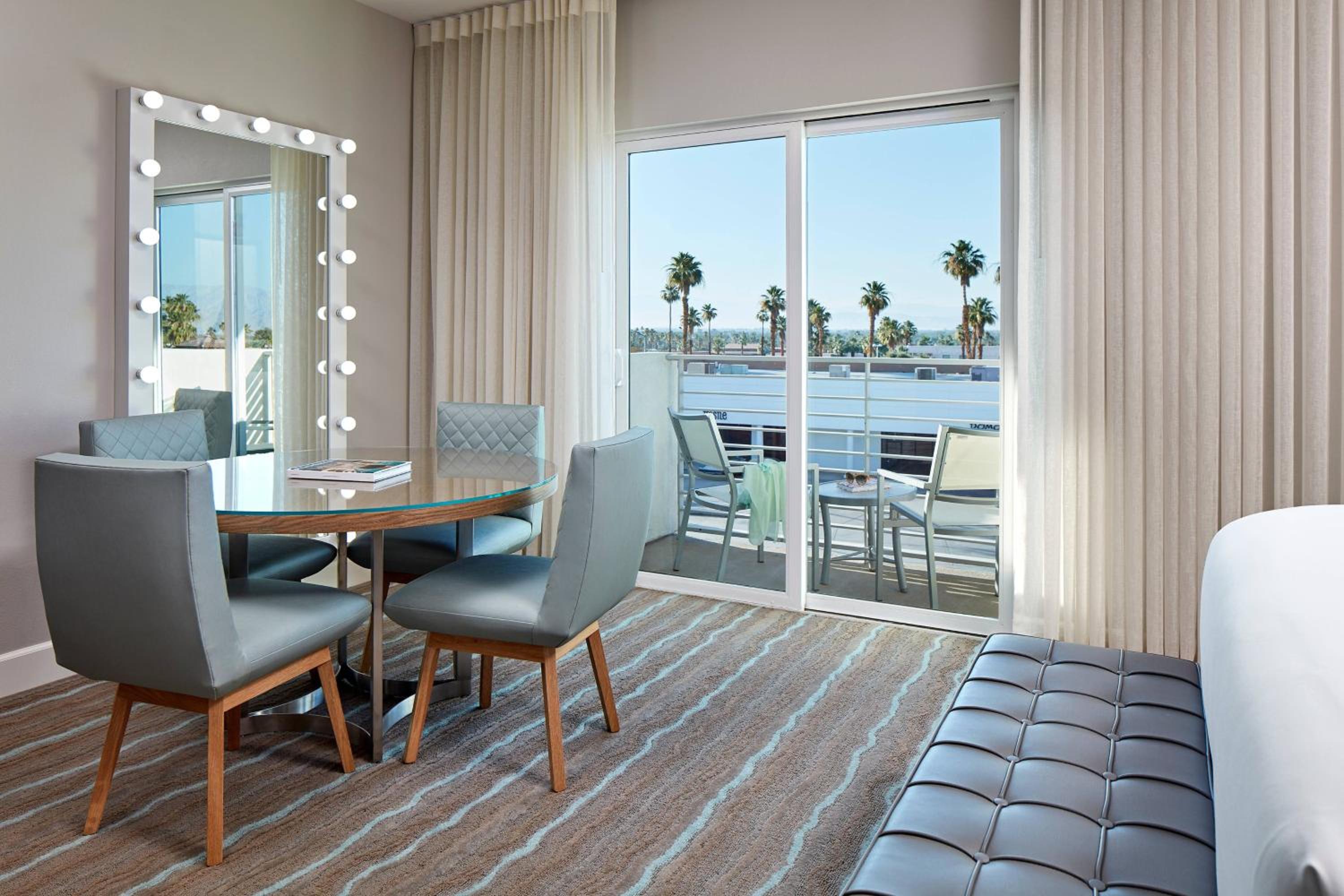 Queen Room with Two Queen Beds, Balcony and Mountain View photo 1