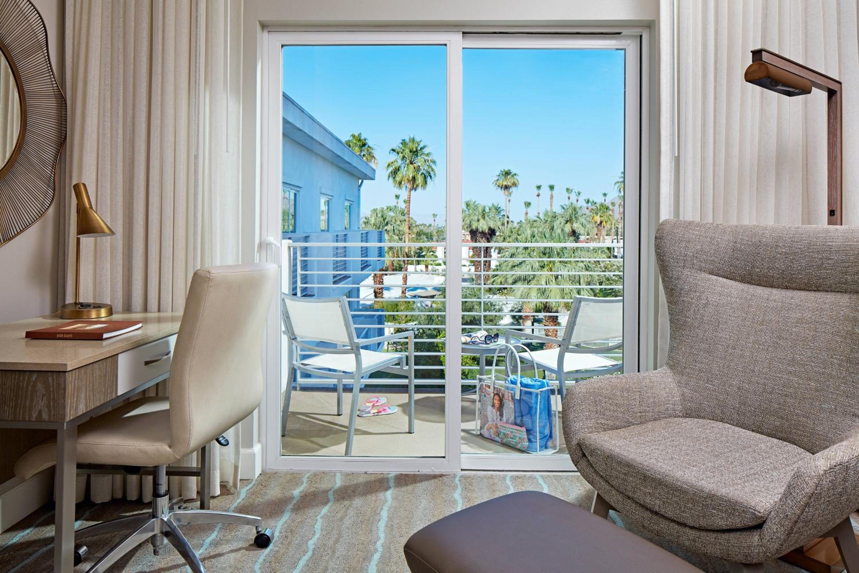 One-Bedroom Executive King Suite with Sofa Bed photo 3