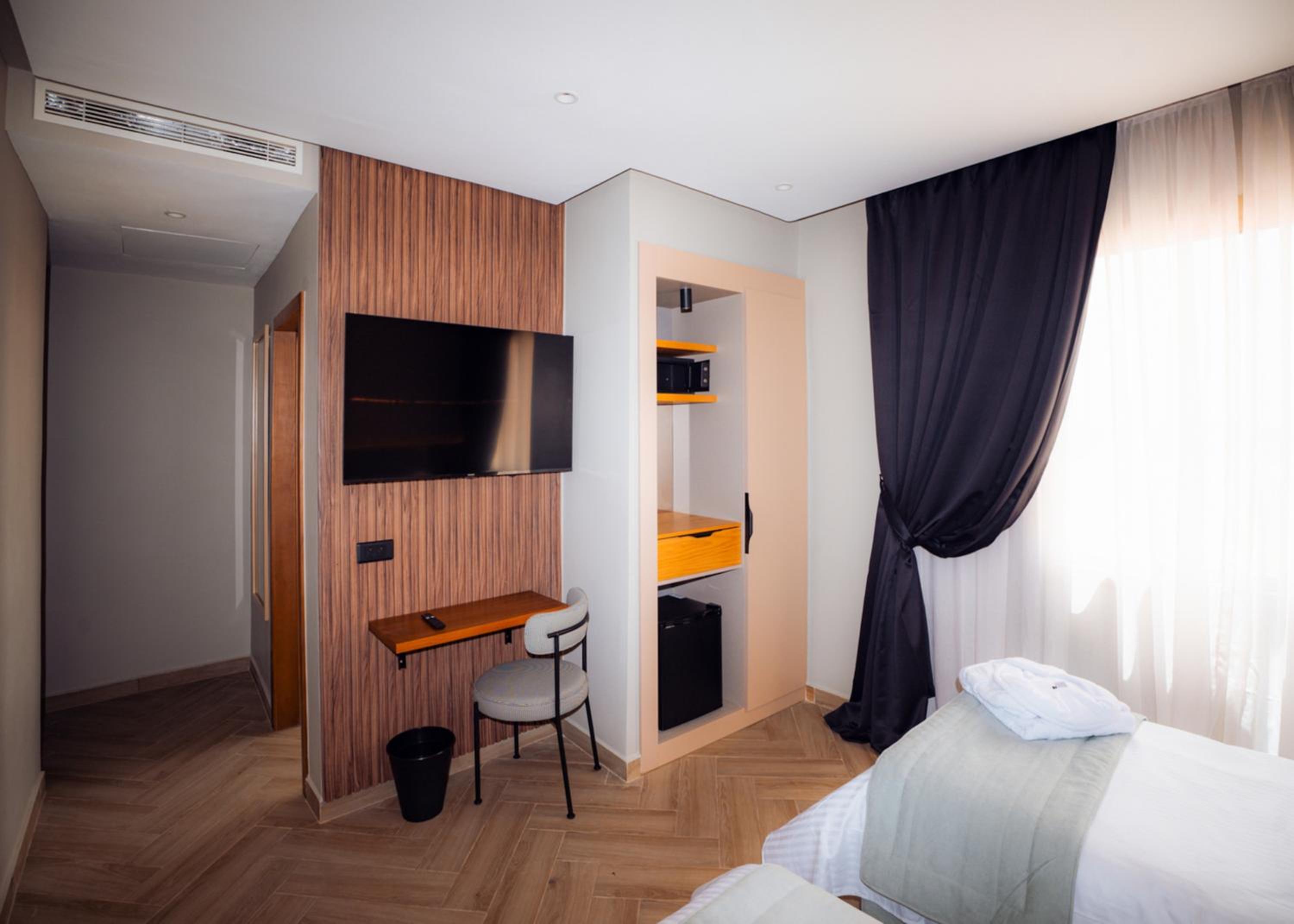 Deluxe Room with Sea View - Photo 7