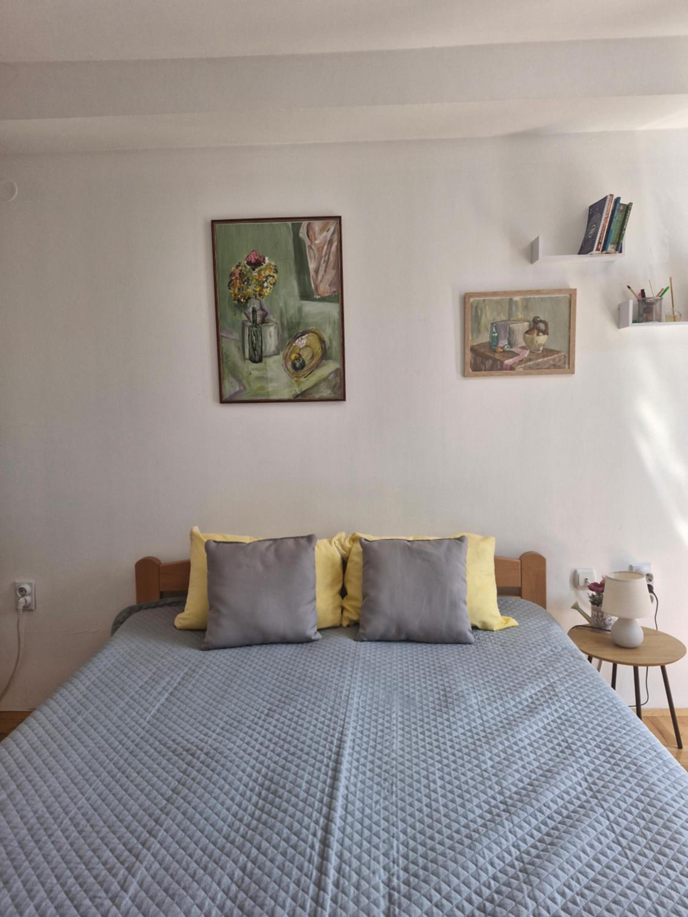 One-Bedroom Apartment photo 1