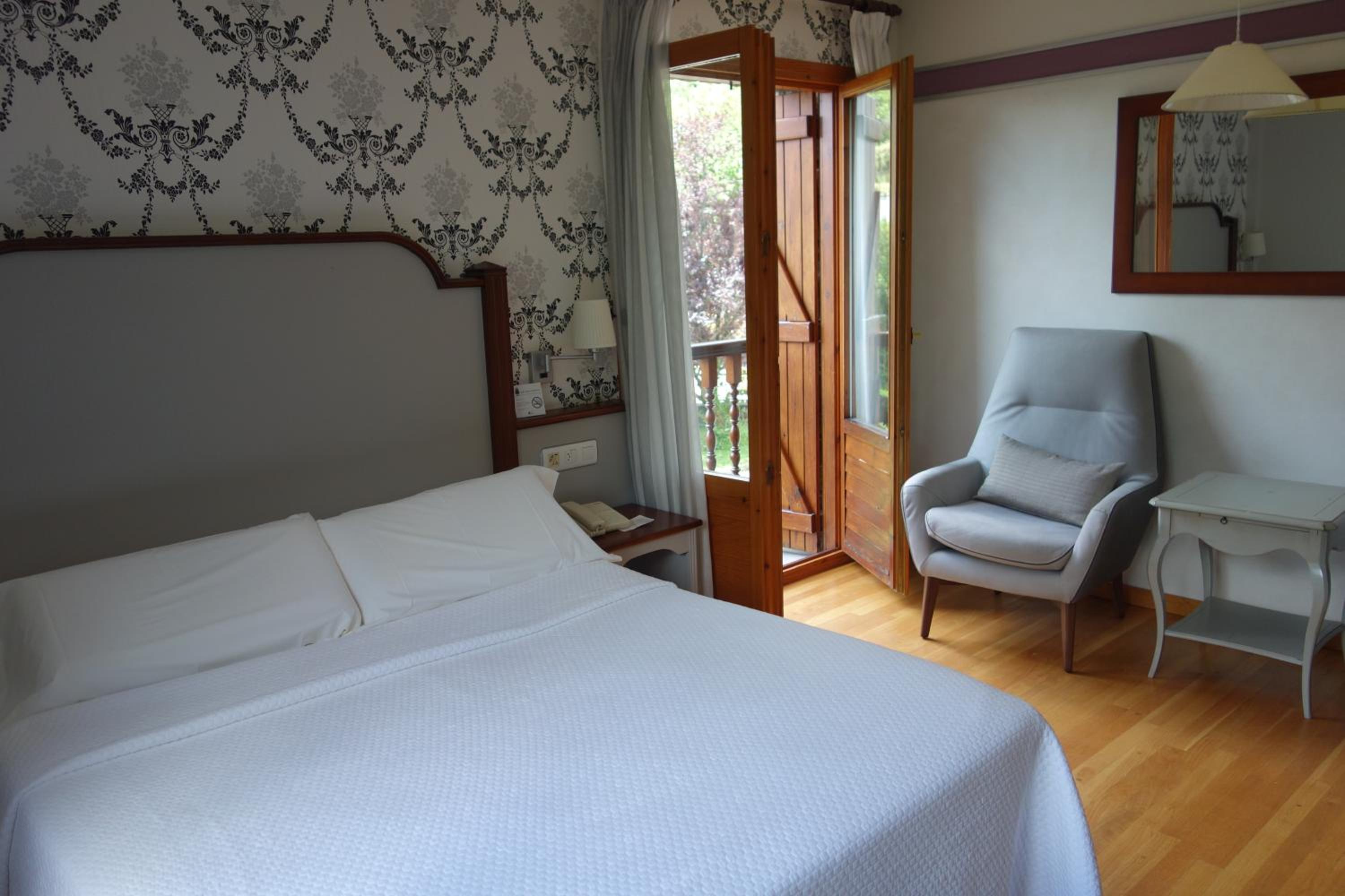 Double or Twin Room with Mountain View photo 2