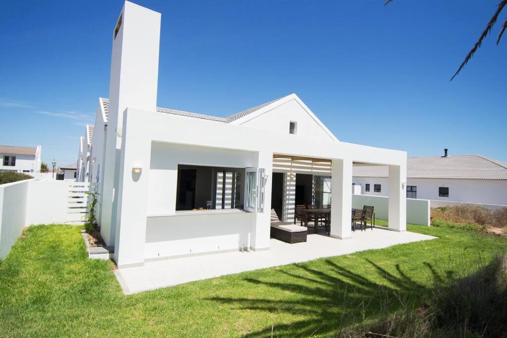 Three-Bedroom House photo 3
