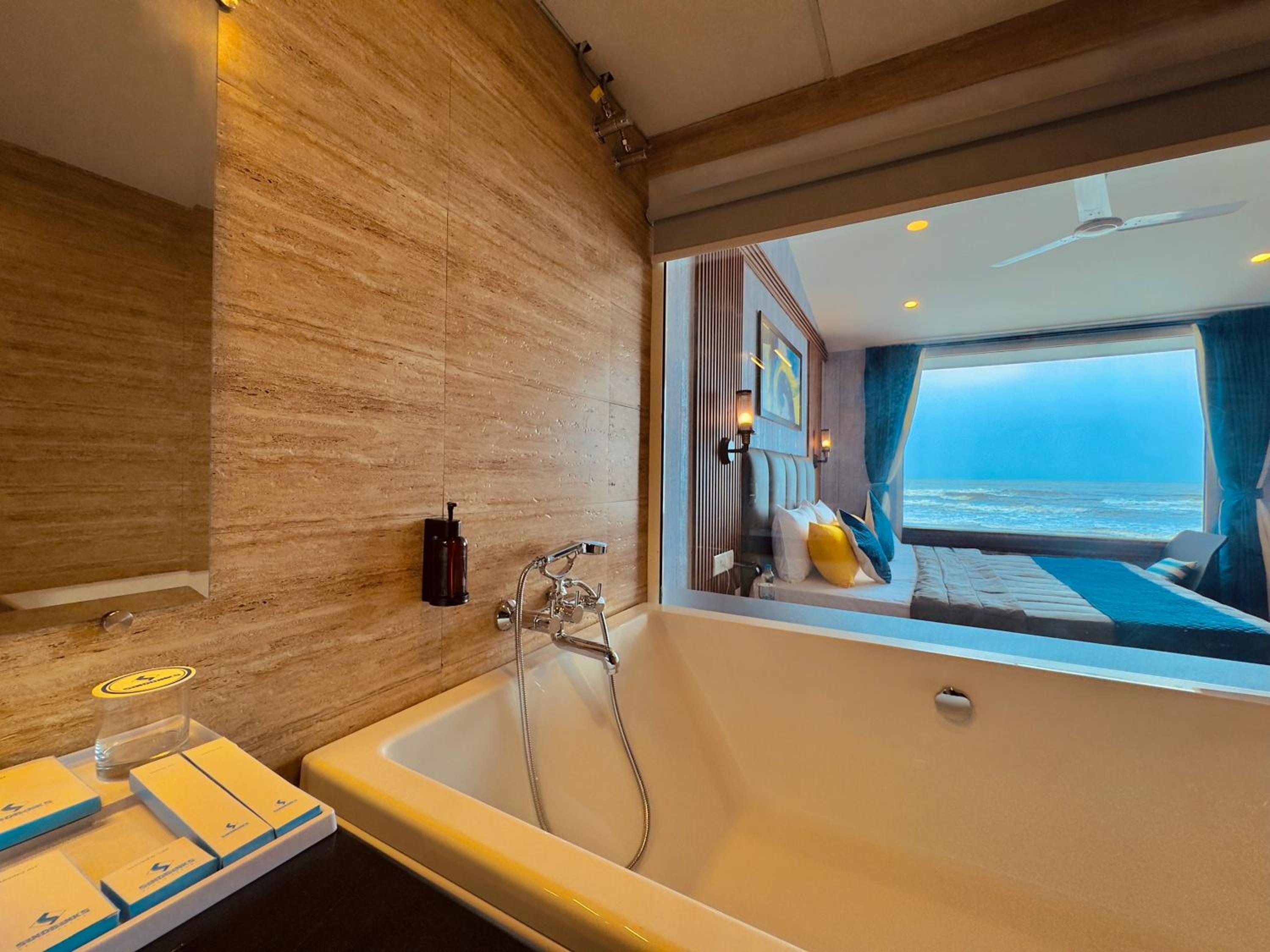 Deluxe Double Room with Sea View - Photo 3