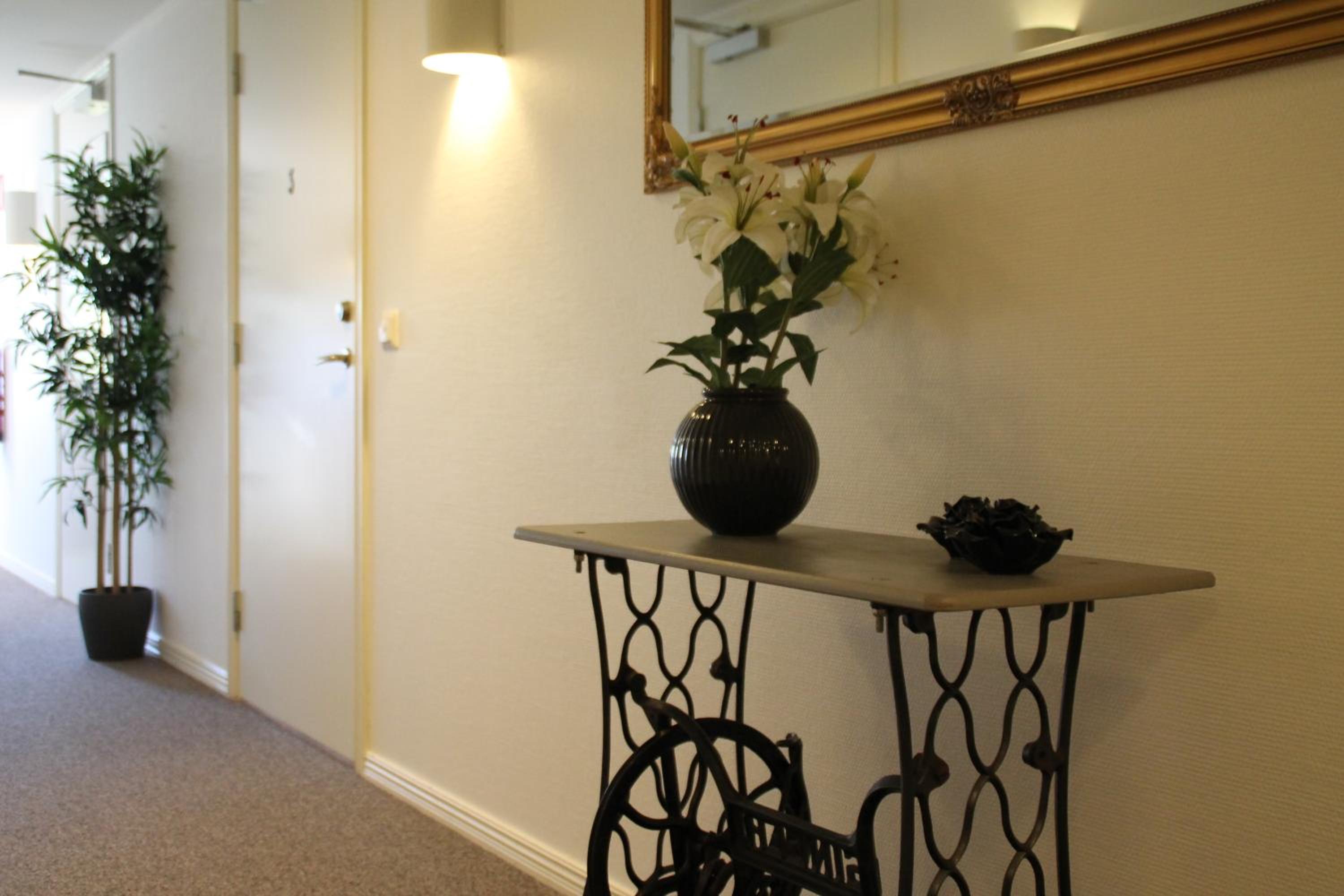 Family Room with Shared Bathroom photo 3