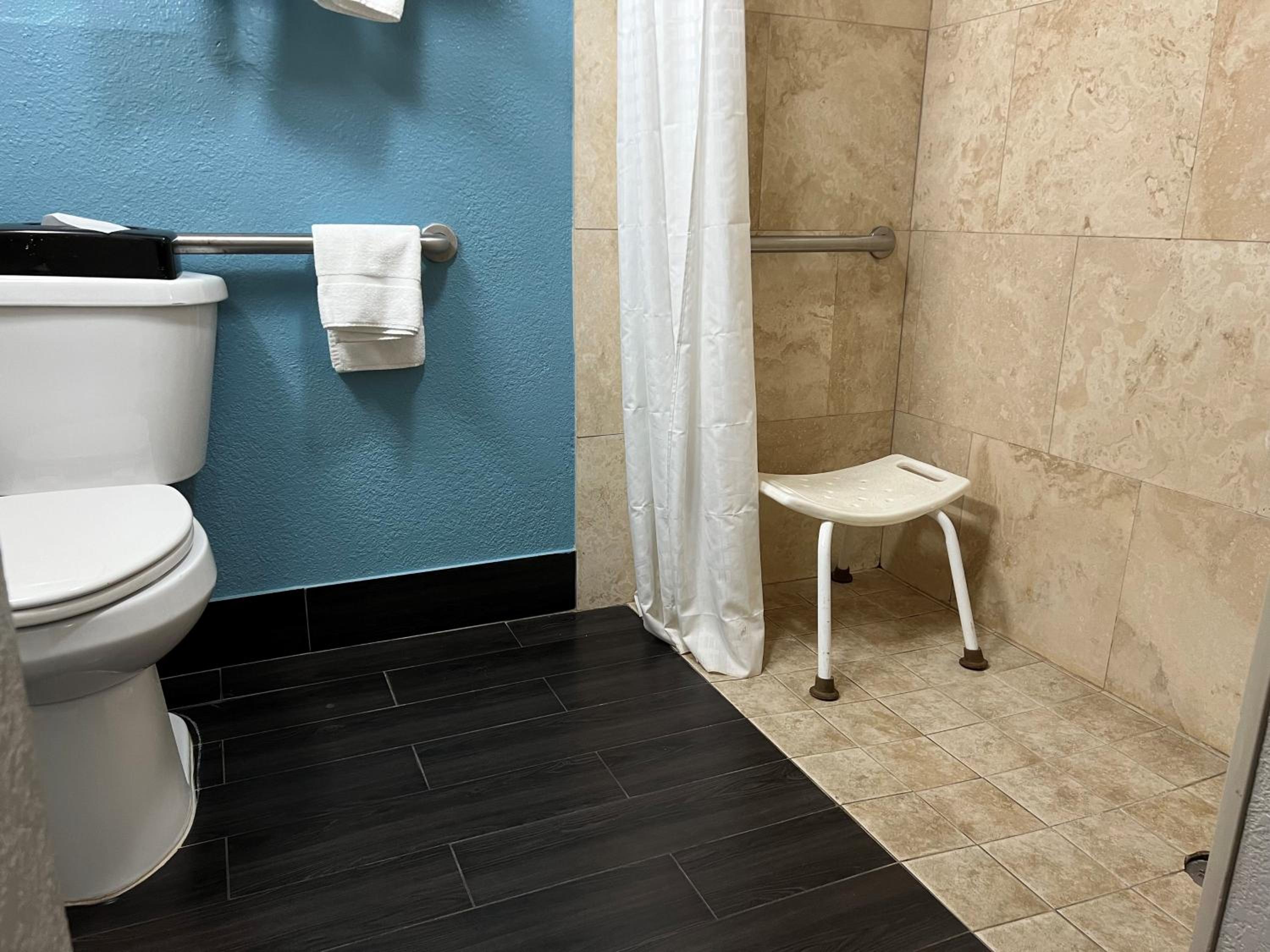King Room - Mobility Access/Non-Smoking - Photo 3