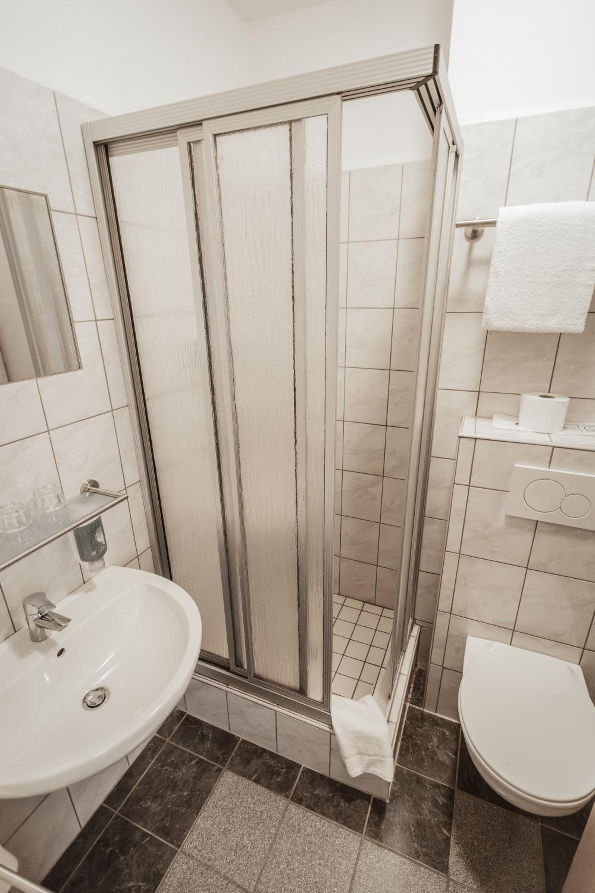 Double Room (1 Adult) - Photo 2