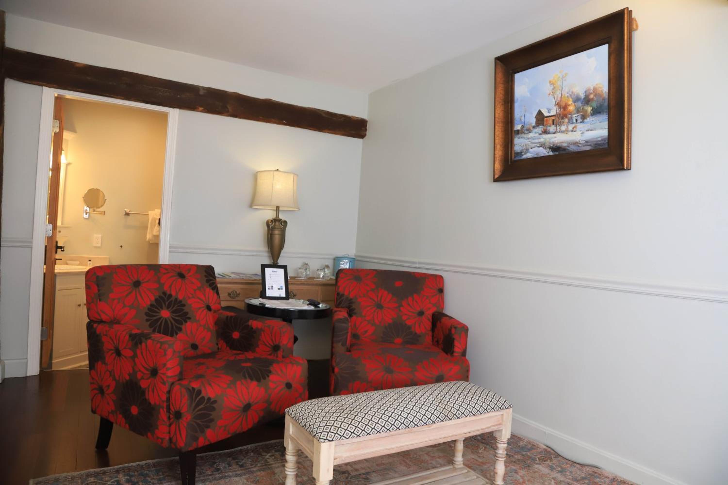 Queen Suite - Photo 7