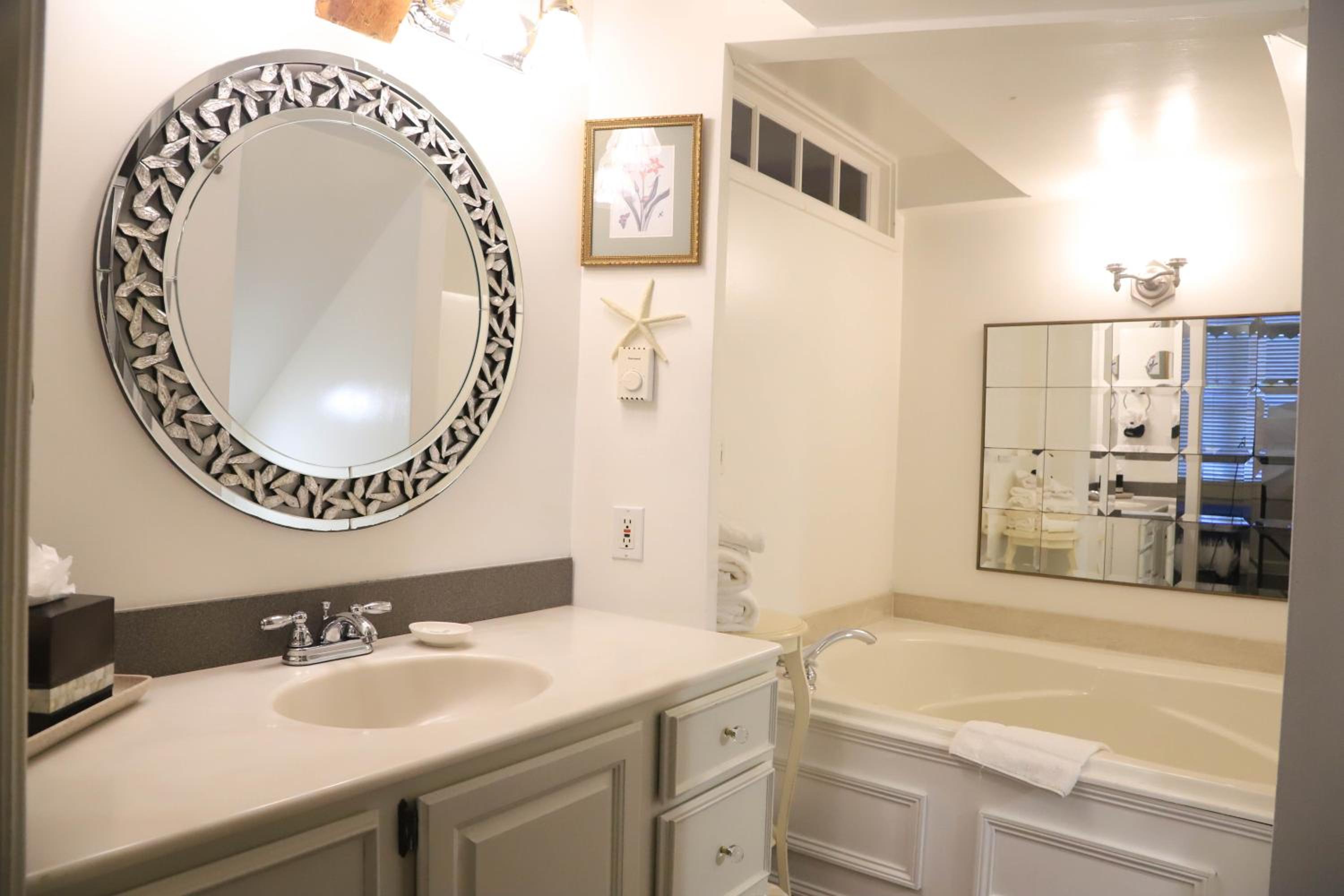 Queen Suite - Photo 6