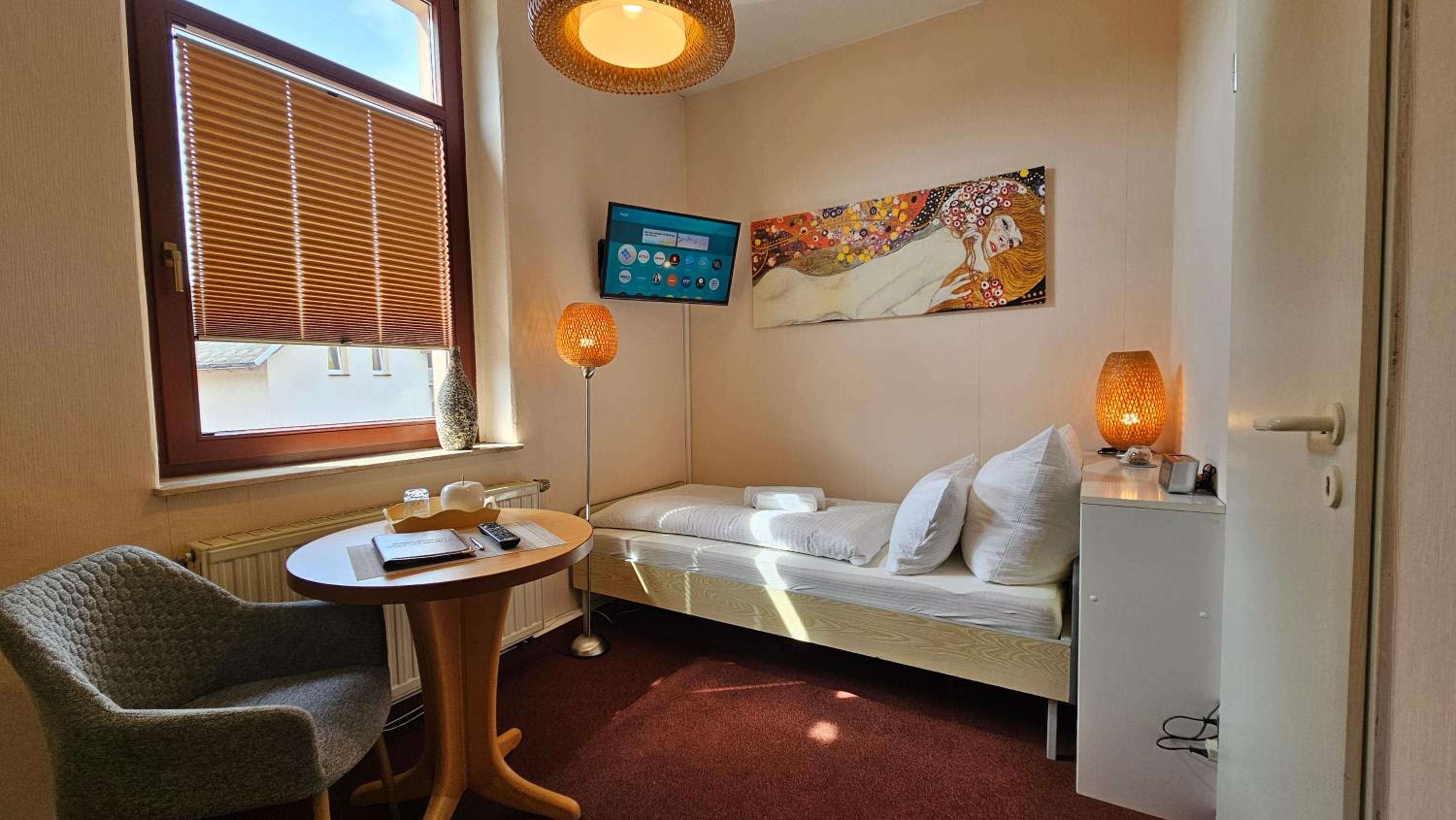 Single Room with Private Bathroom photo 1