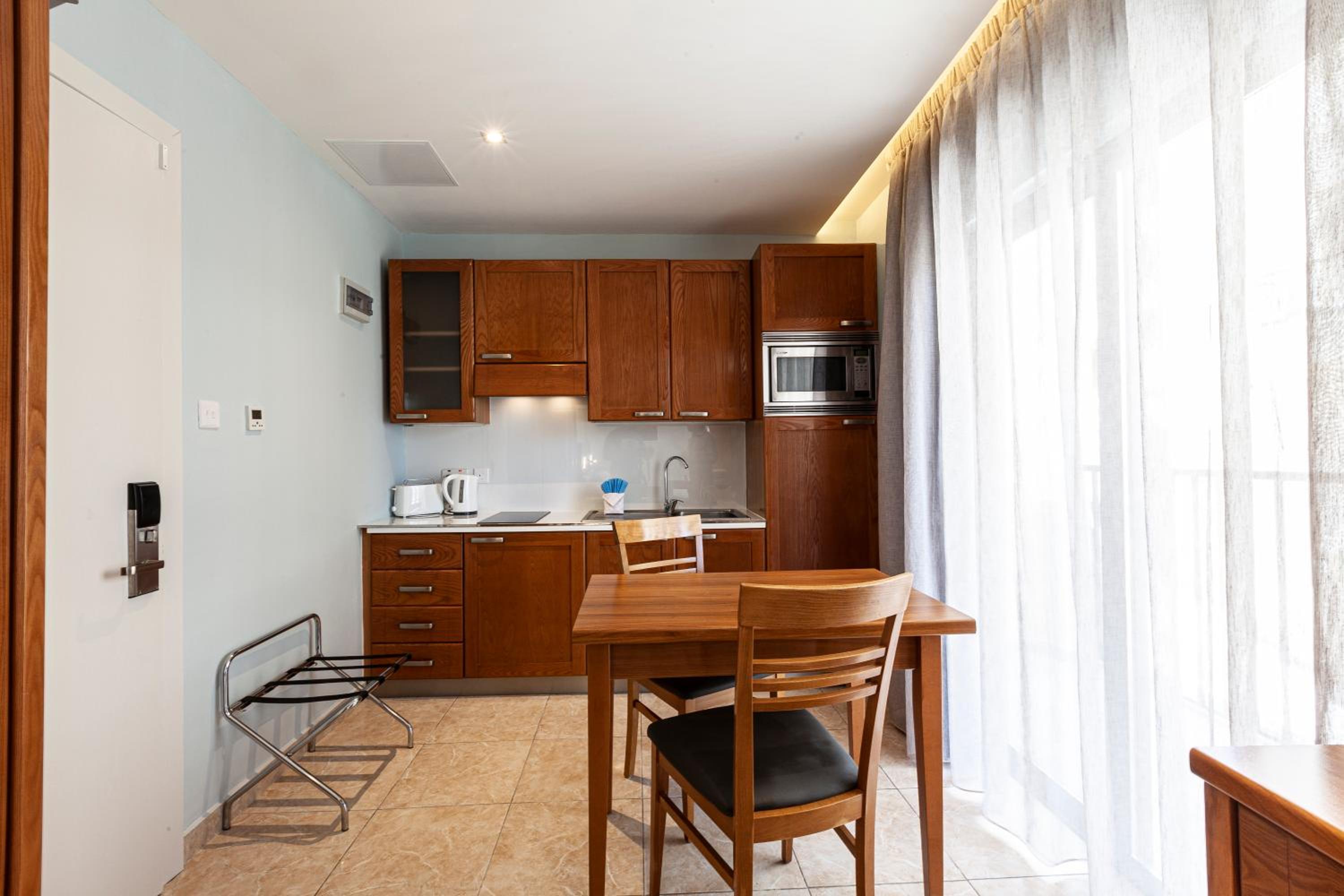 Studio with Balcony - Photo 3