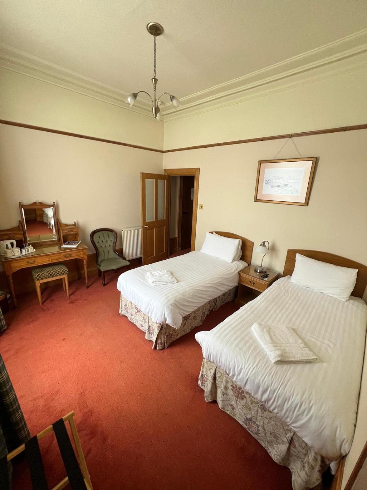 Twin Room with Private Bathroom photo 2