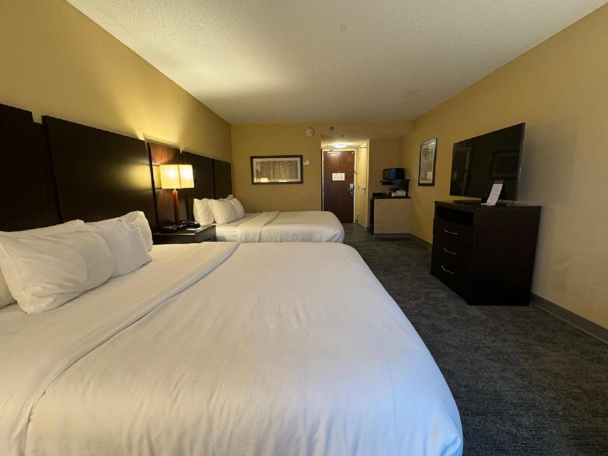 Queen Room with Two Queen Beds - Non-Smoking - Photo 1