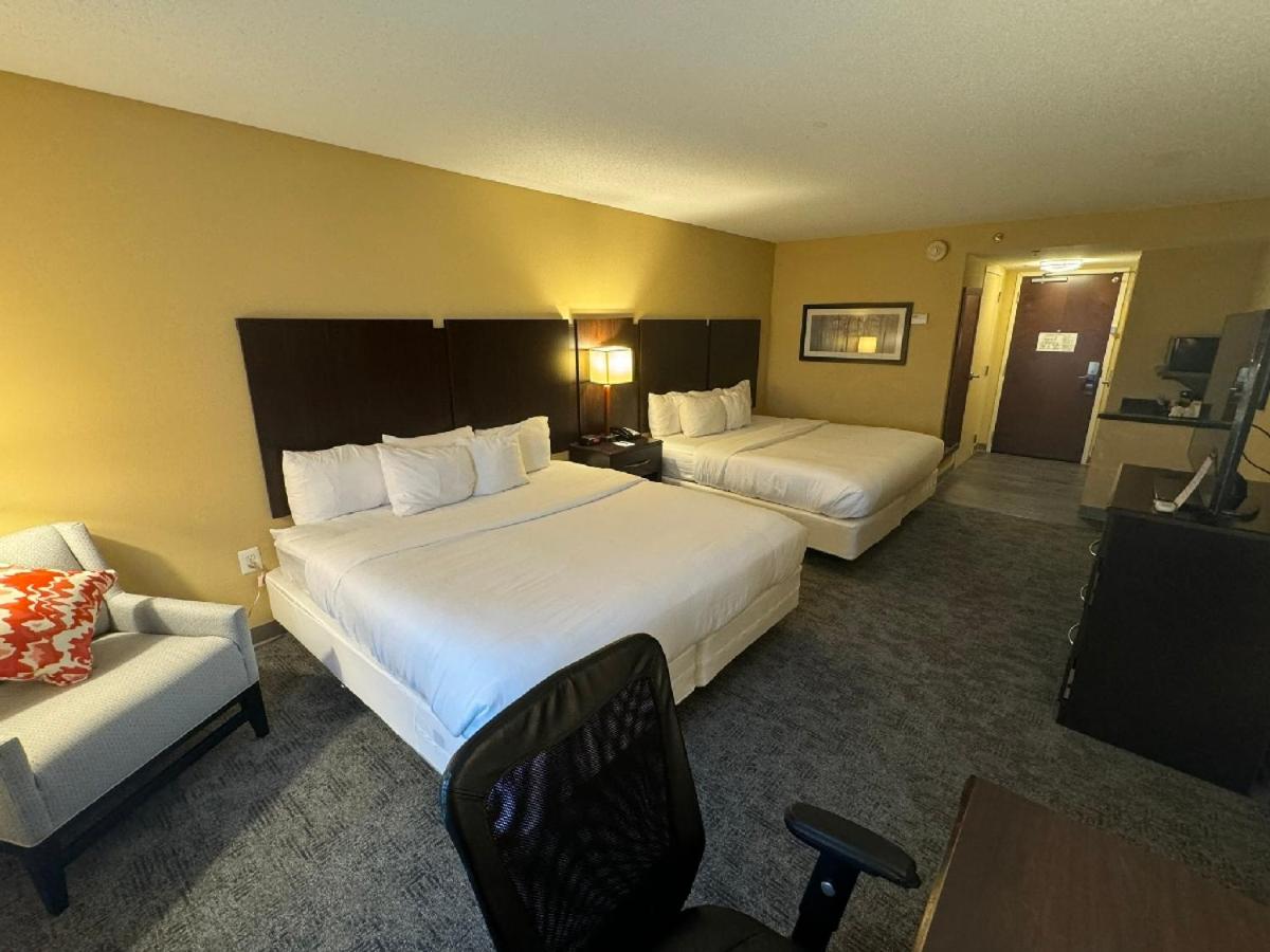 Queen Room with Two Queen Beds - Non-Smoking - Photo 6