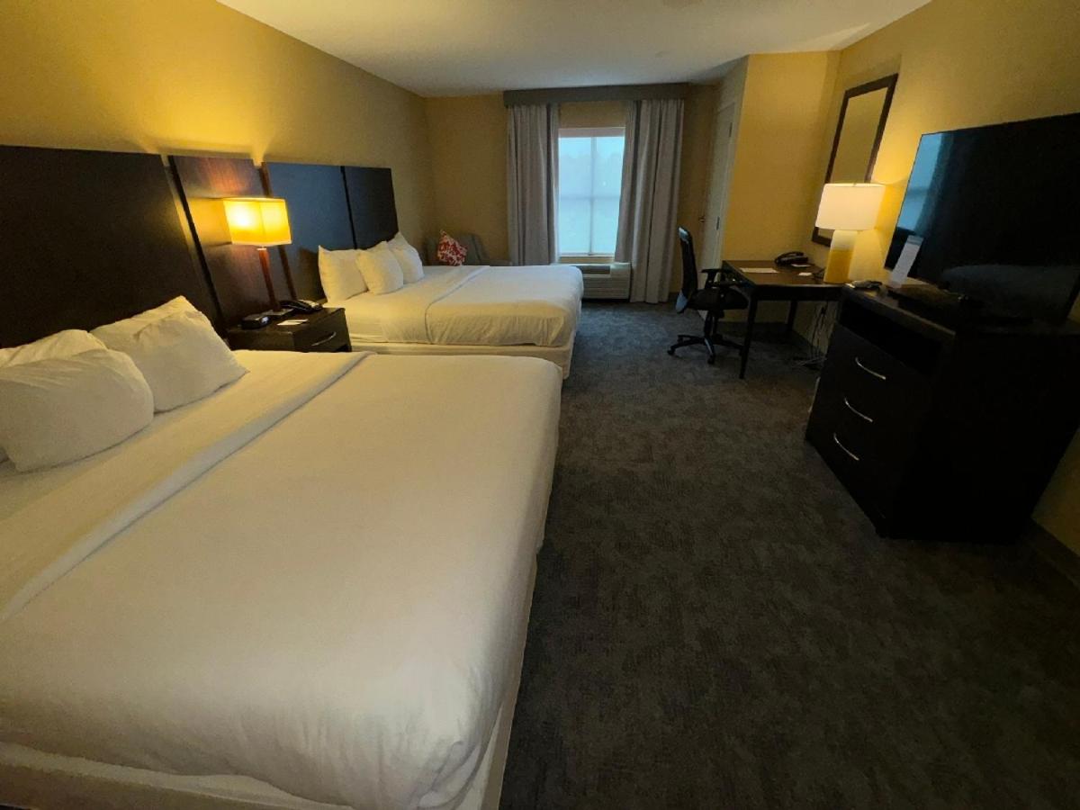 Queen Room with Two Queen Beds - Non-Smoking - Photo 8