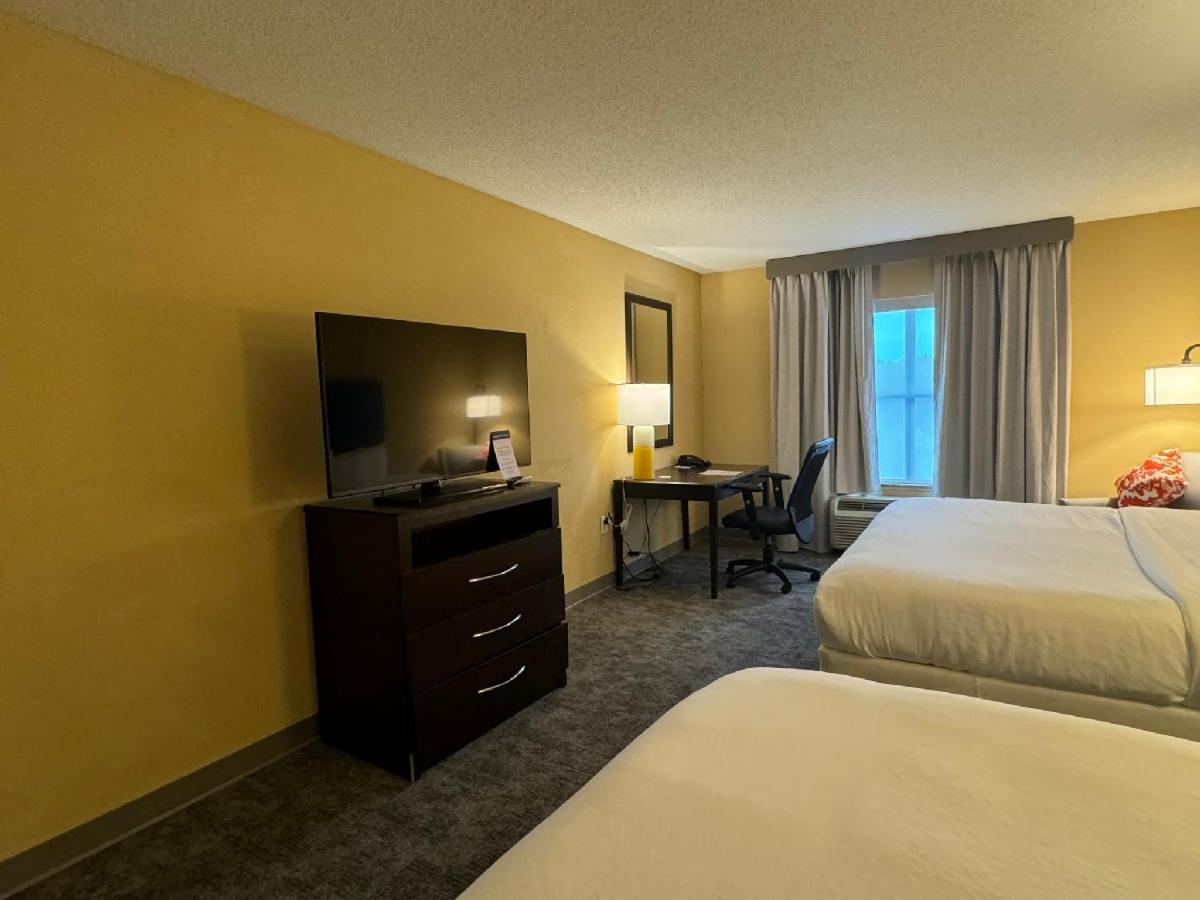 Queen Room with Two Queen Beds - Non-Smoking - Photo 2