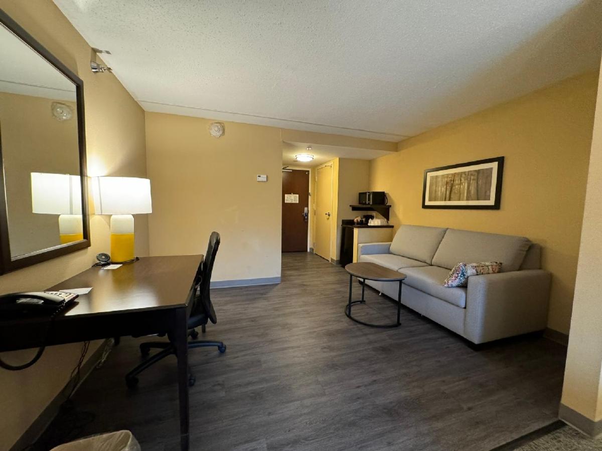 King Suite - Non-Smoking - Photo 2