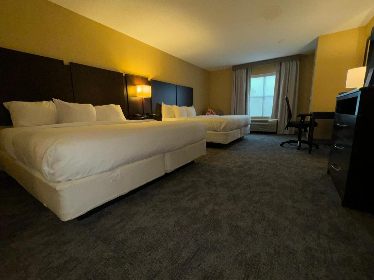 Queen Room with Two Queen Beds - Non-Smoking - Photo 7