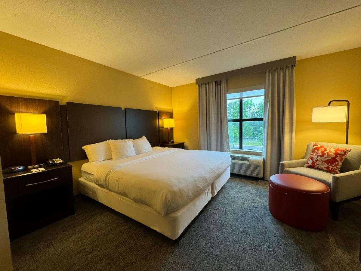 King Room - Non-Smoking - Photo 3