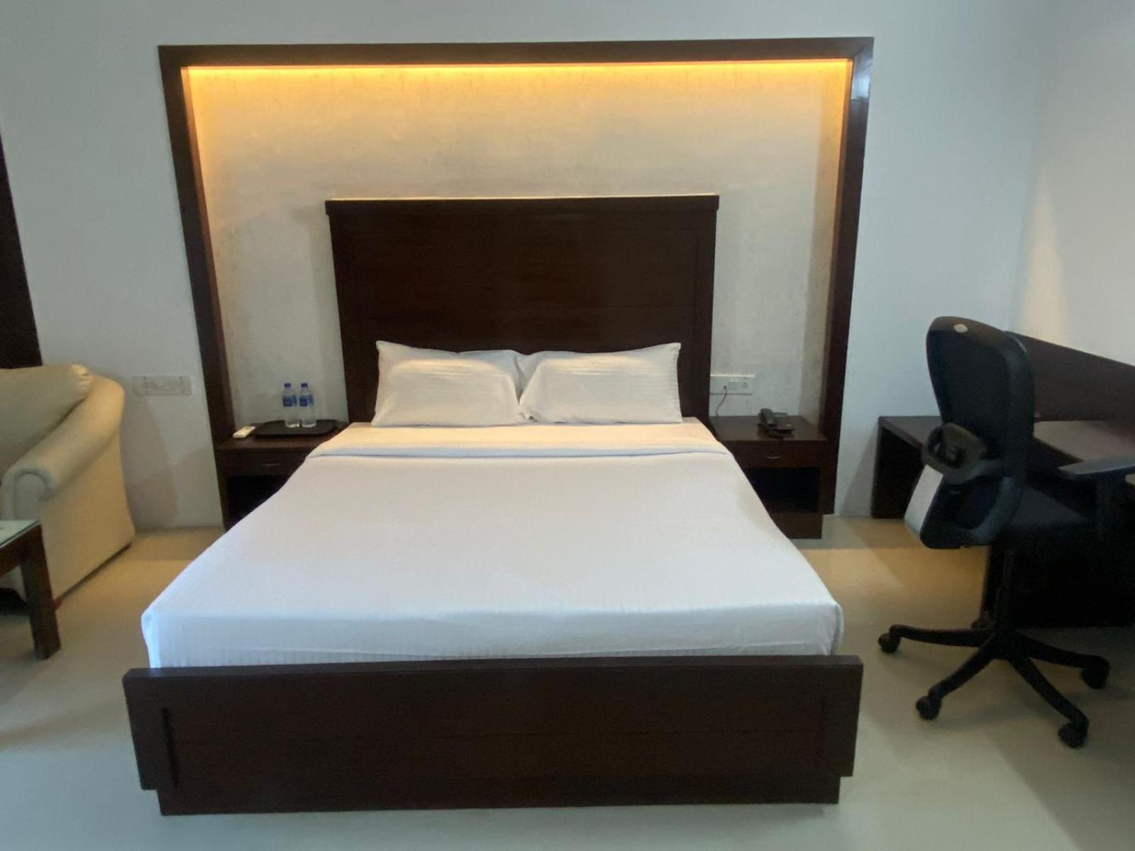 Deluxe King Room - Photo 1