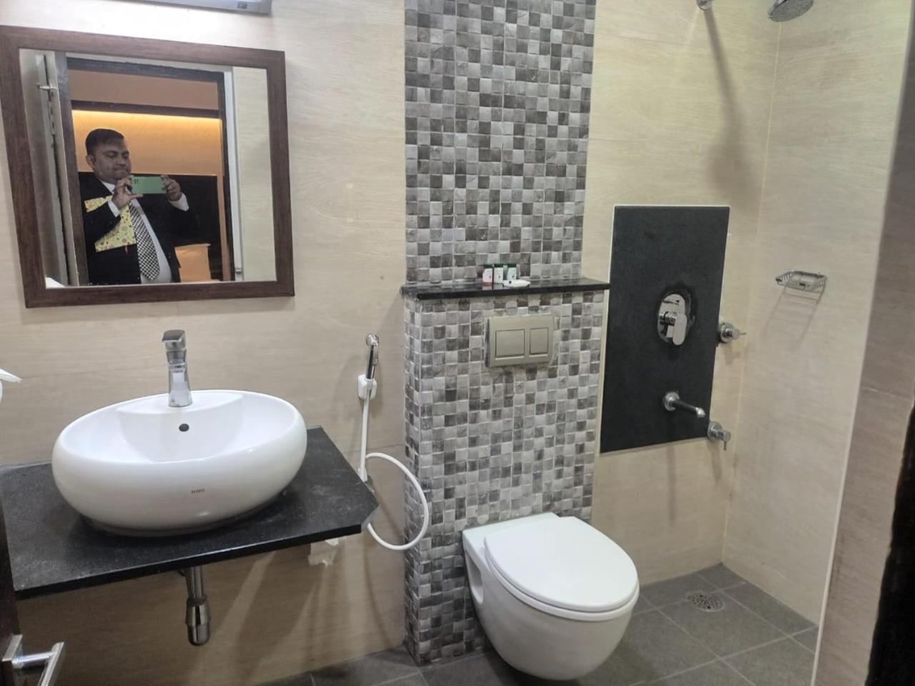 Deluxe King Room - Photo 4
