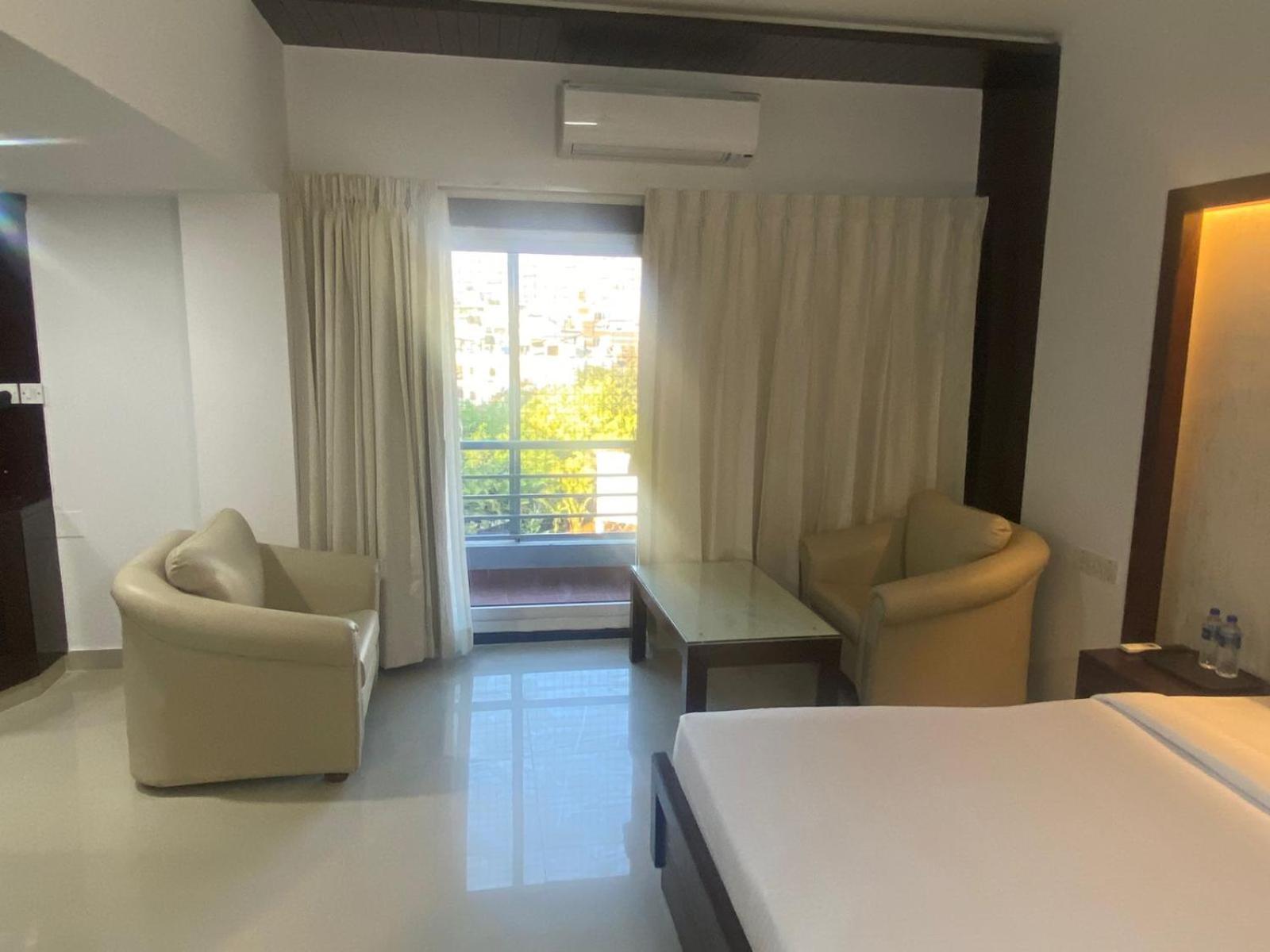 Deluxe King Room - Photo 3