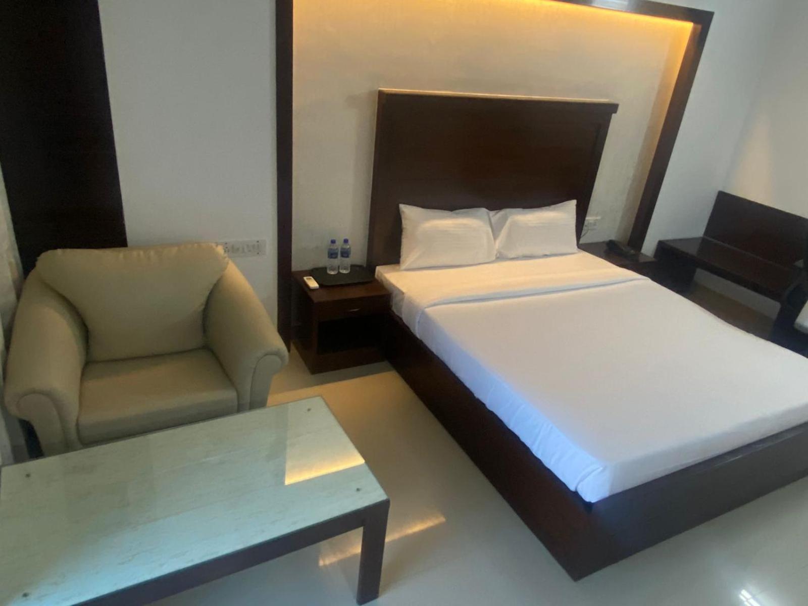 Deluxe King Room - Photo 5