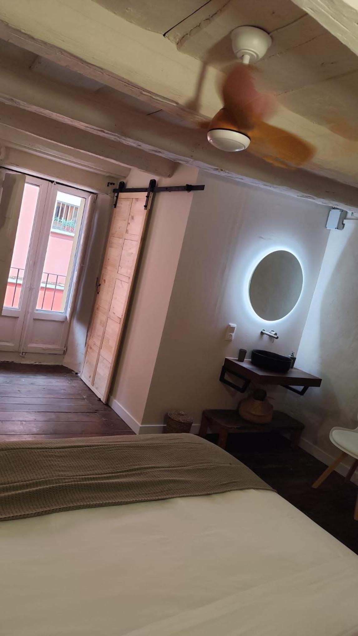 Deluxe Queen Room - Photo 6