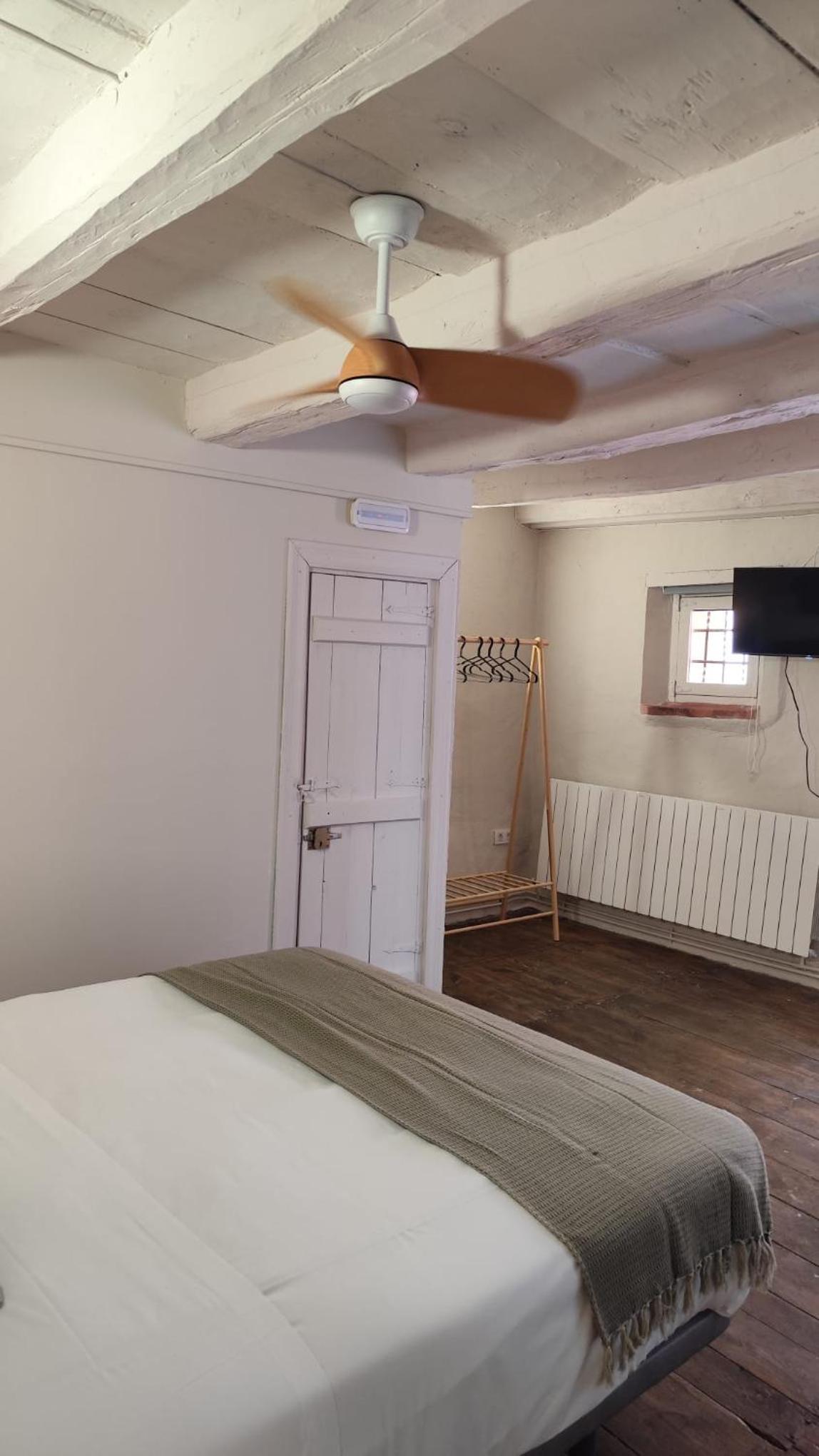 Deluxe Queen Room - Photo 8