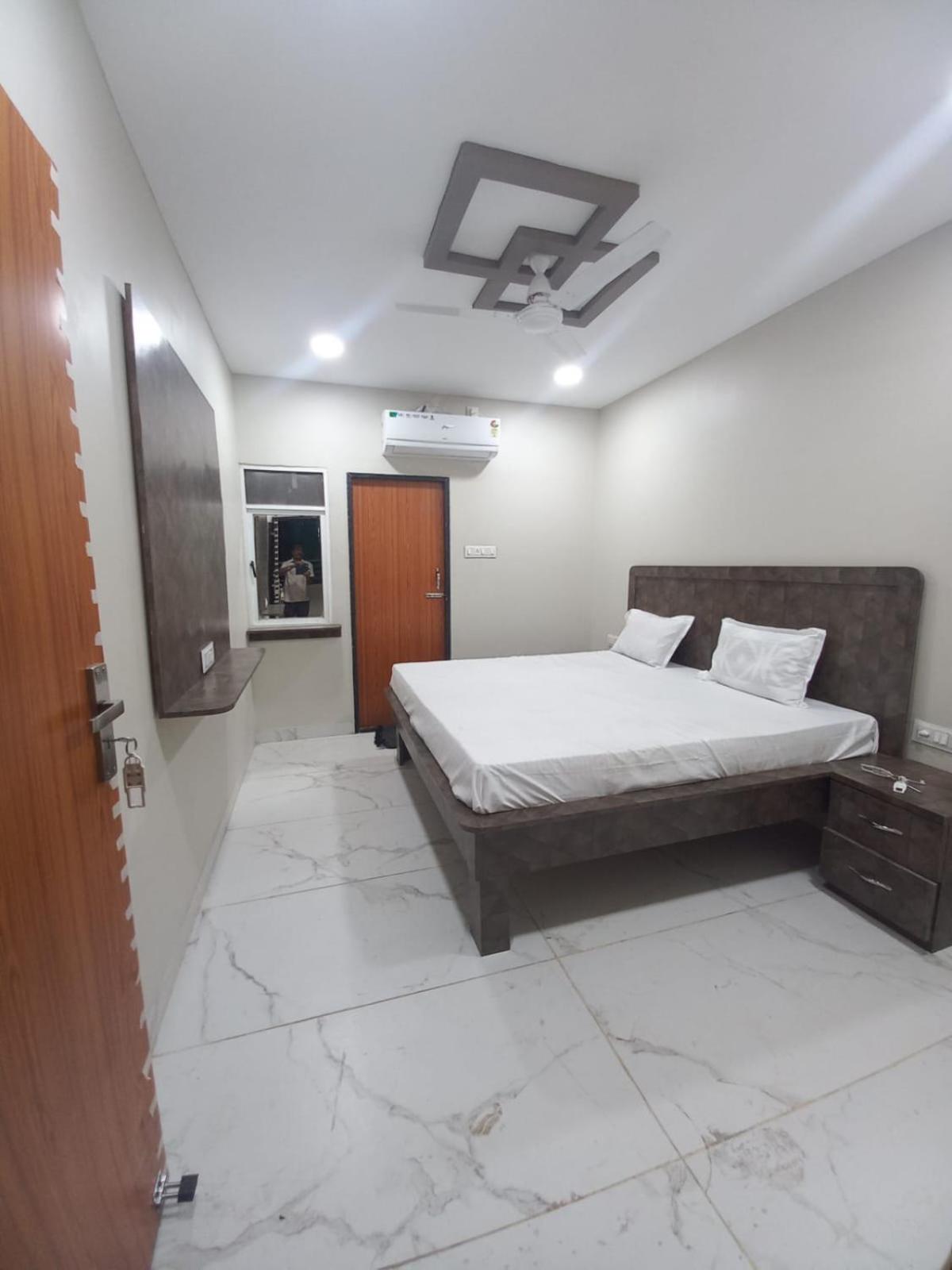 Deluxe King Room photo 1