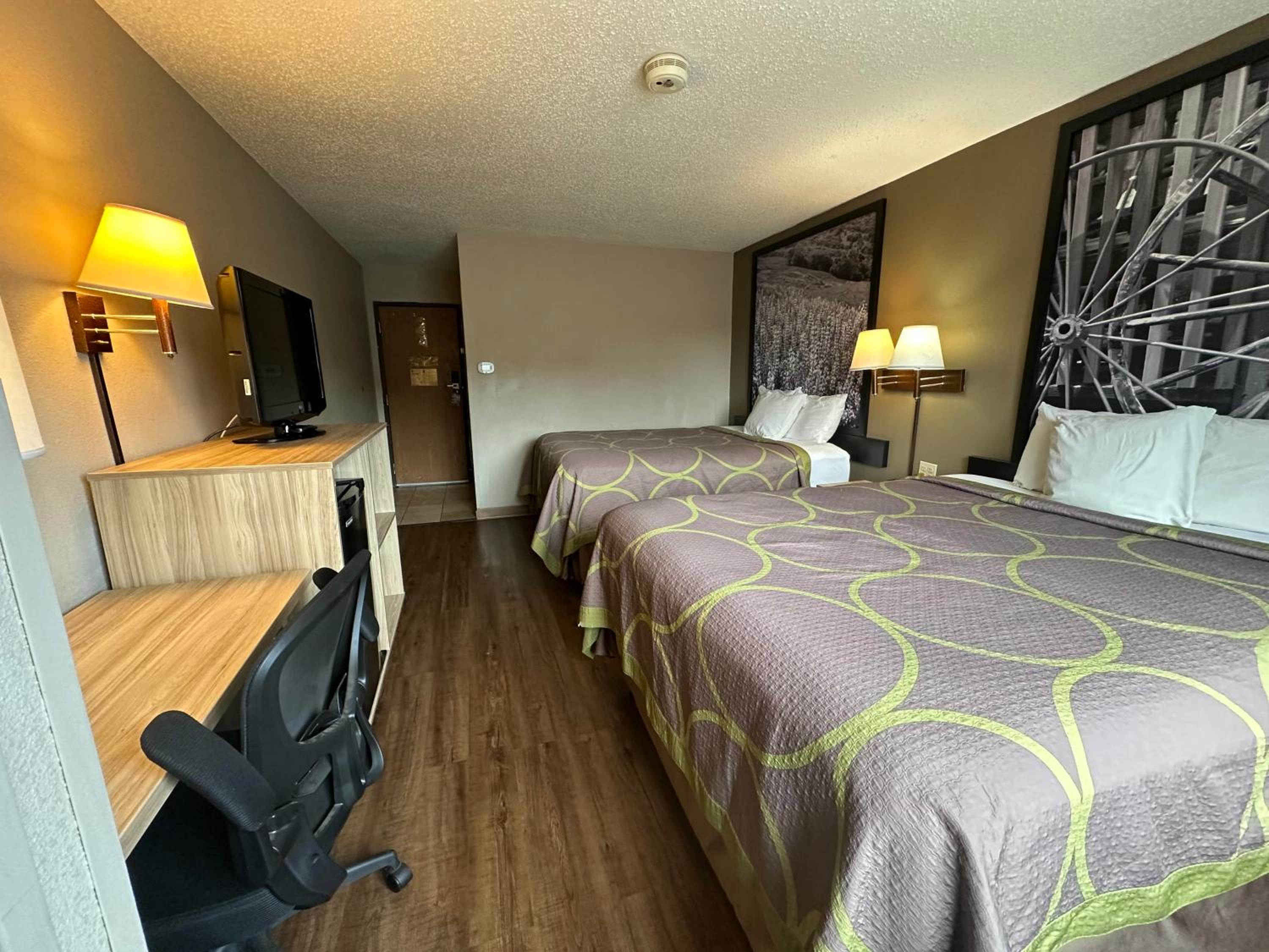 Queen Room with Two Queen Beds - Non-Smoking - Photo 1