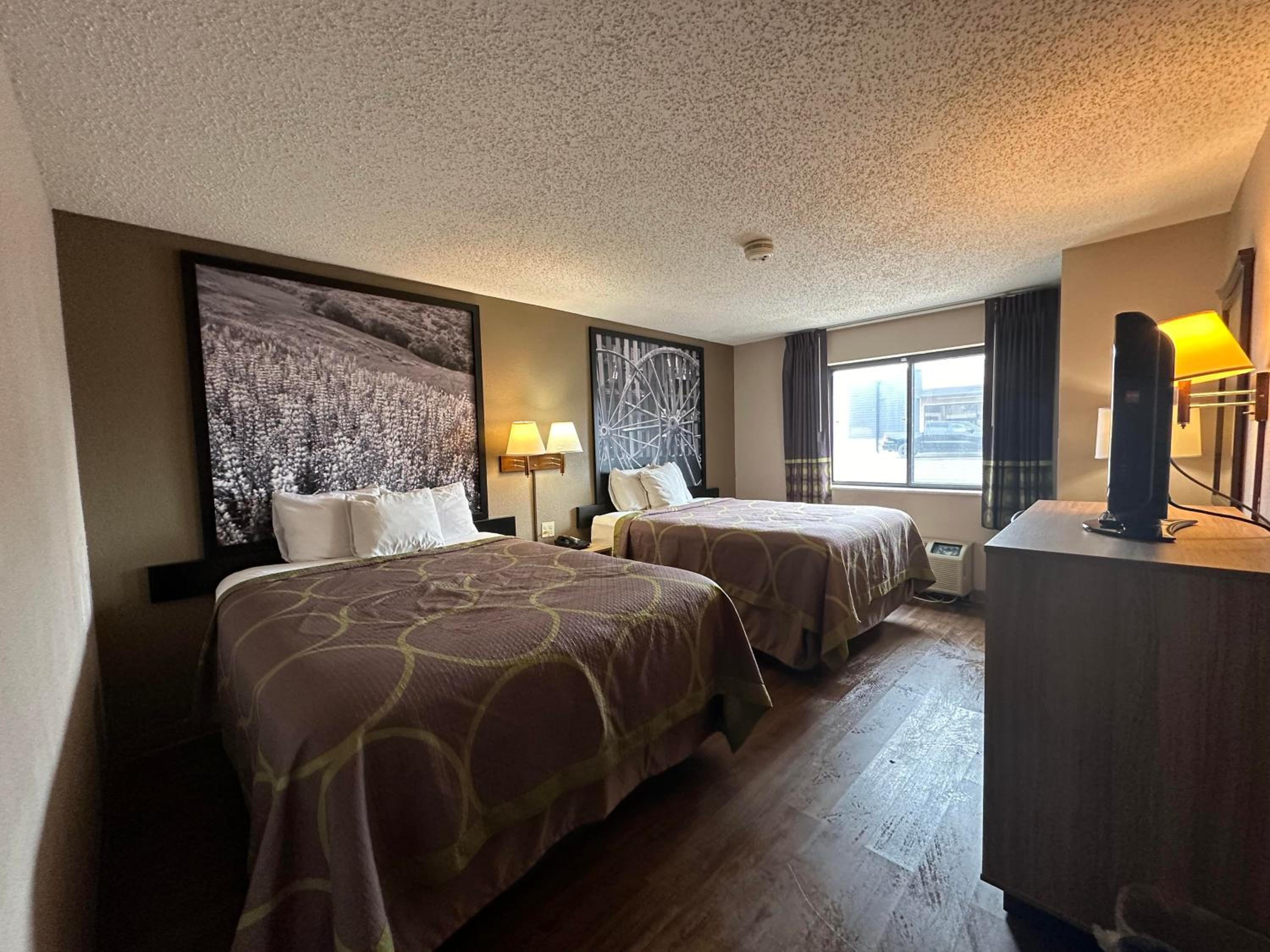Queen Room with Two Queen Beds - Non-Smoking - Photo 2