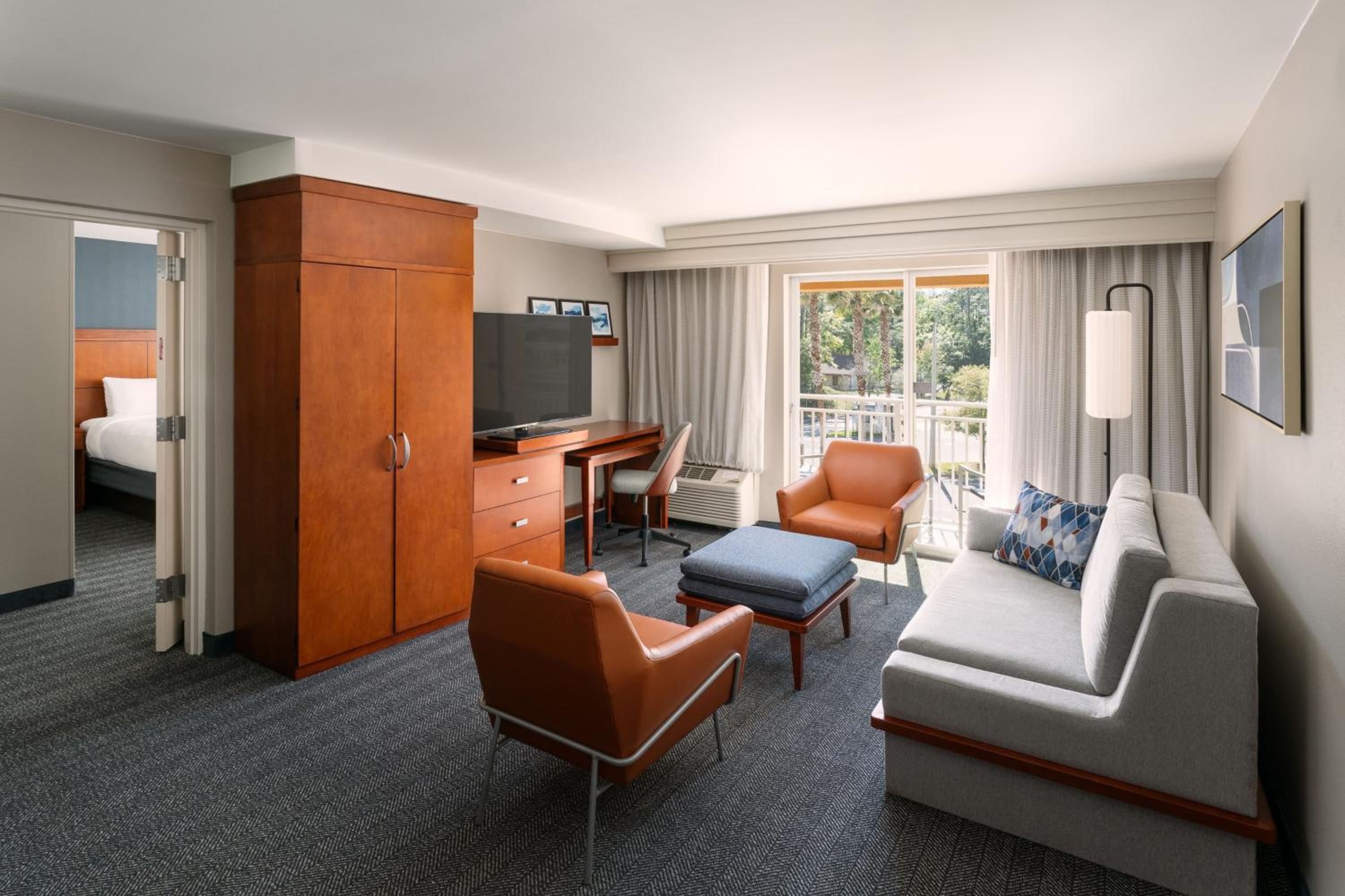 1 Bedroom 2 room Suite, 1 King, Sofa bed - Photo 1