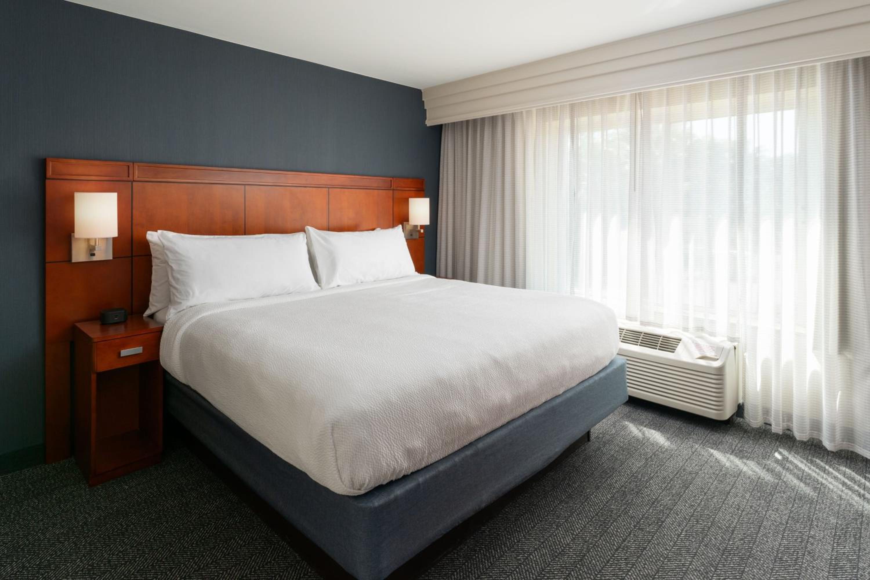 1 Bedroom 2 room Suite, 1 King, Sofa bed - Photo 6