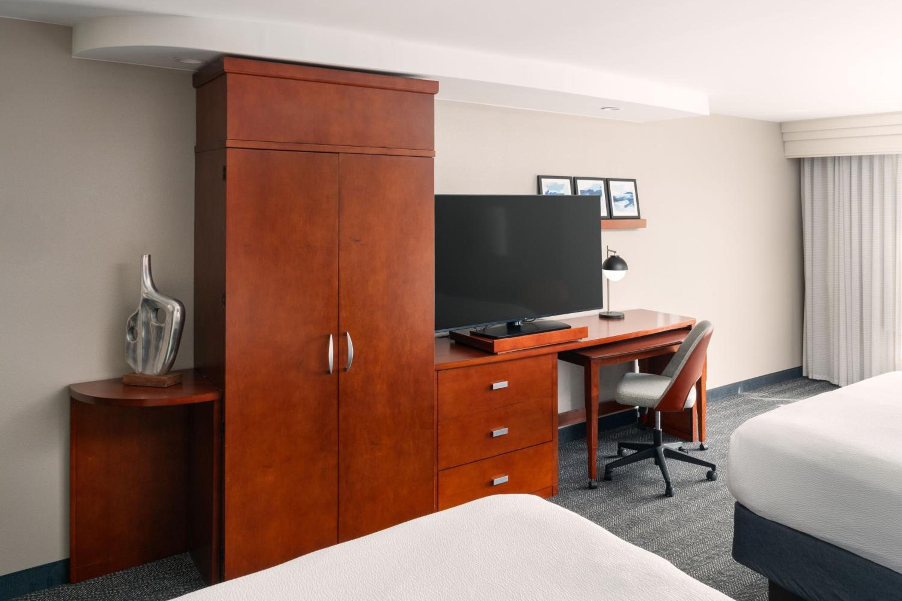 Queen Room with Two Queen Beds - Photo 8